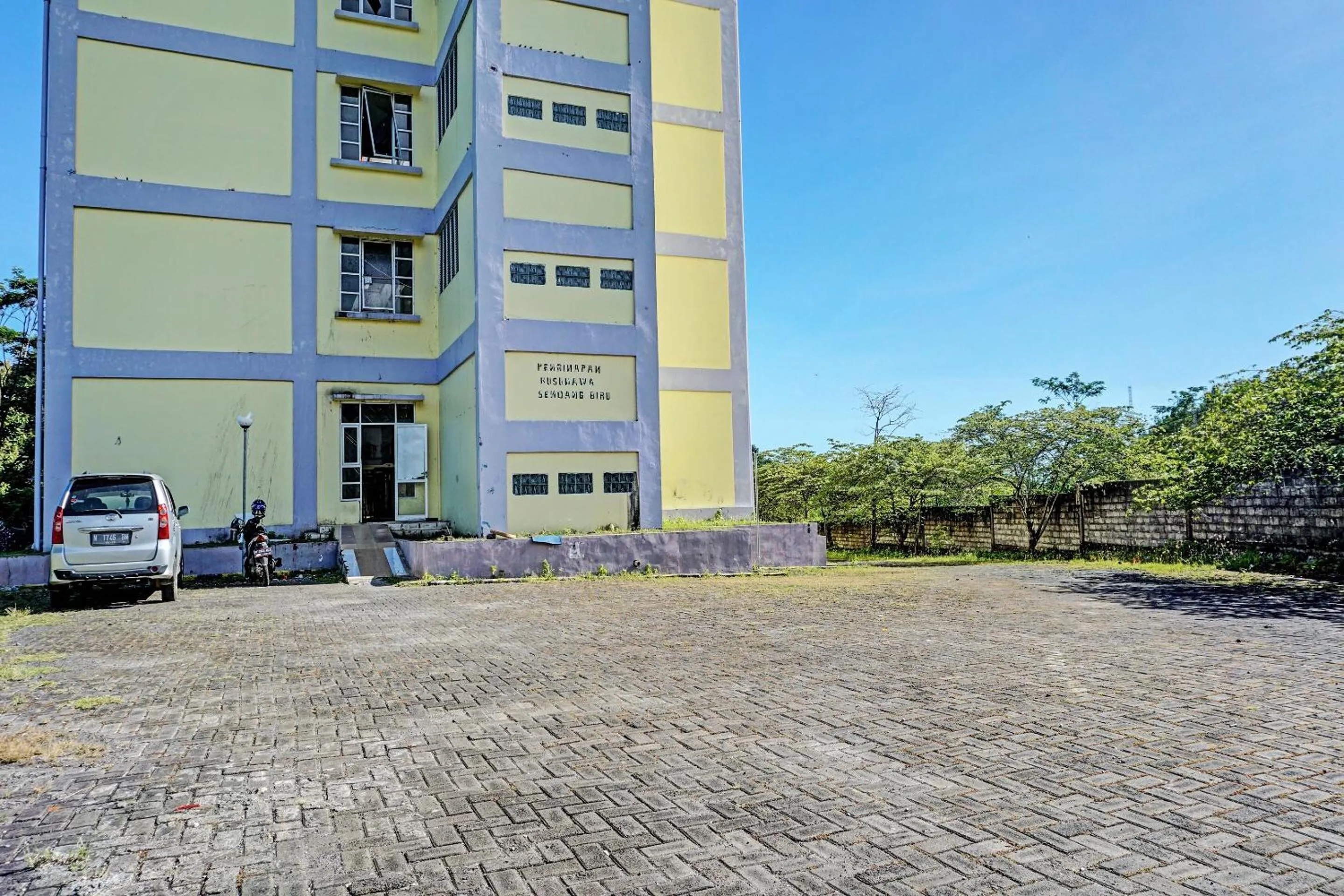 Facade/entrance in SPOT ON 92374 Penginapan Rusunawa