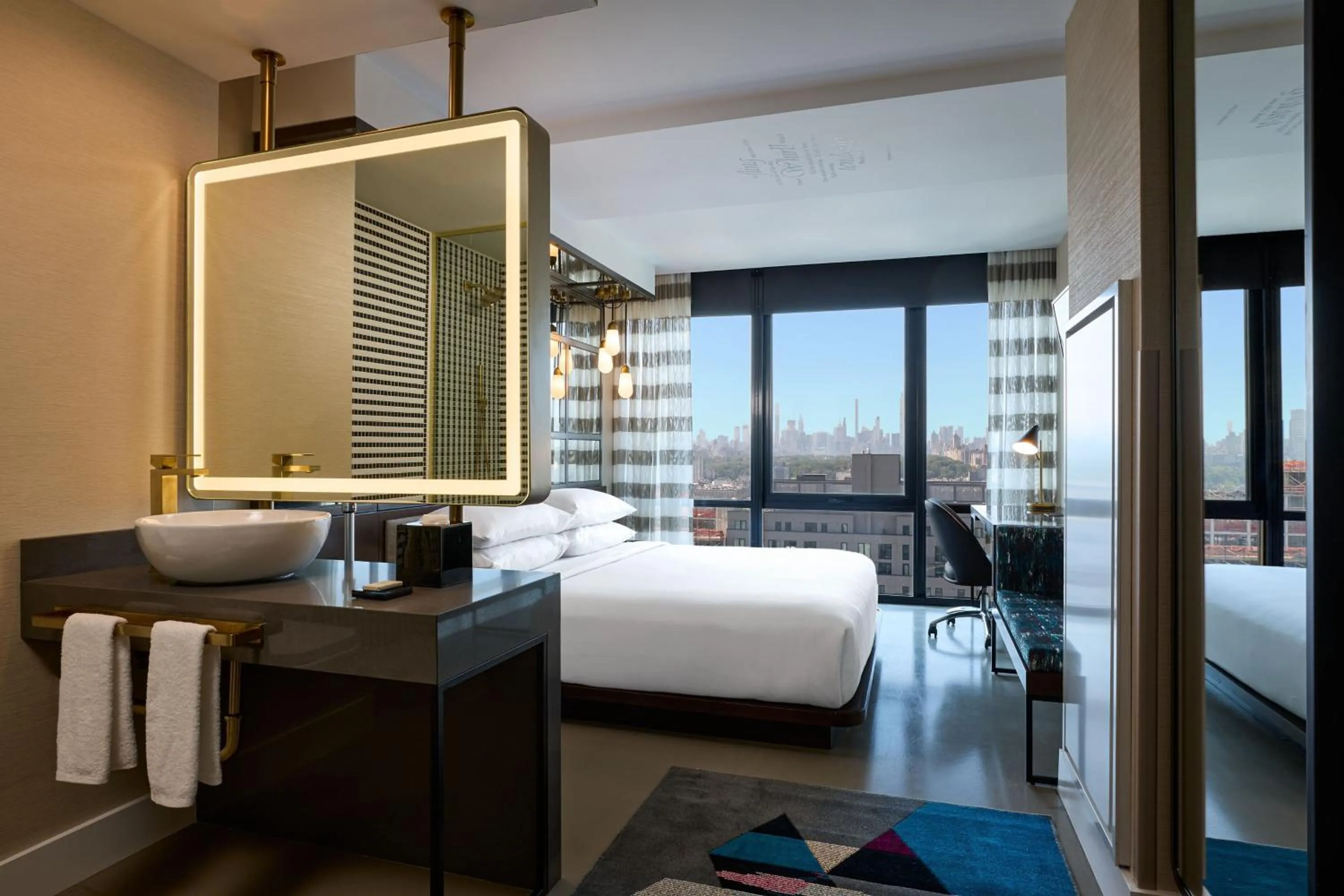 Photo of the whole room, Bed in Renaissance New York Harlem Hotel