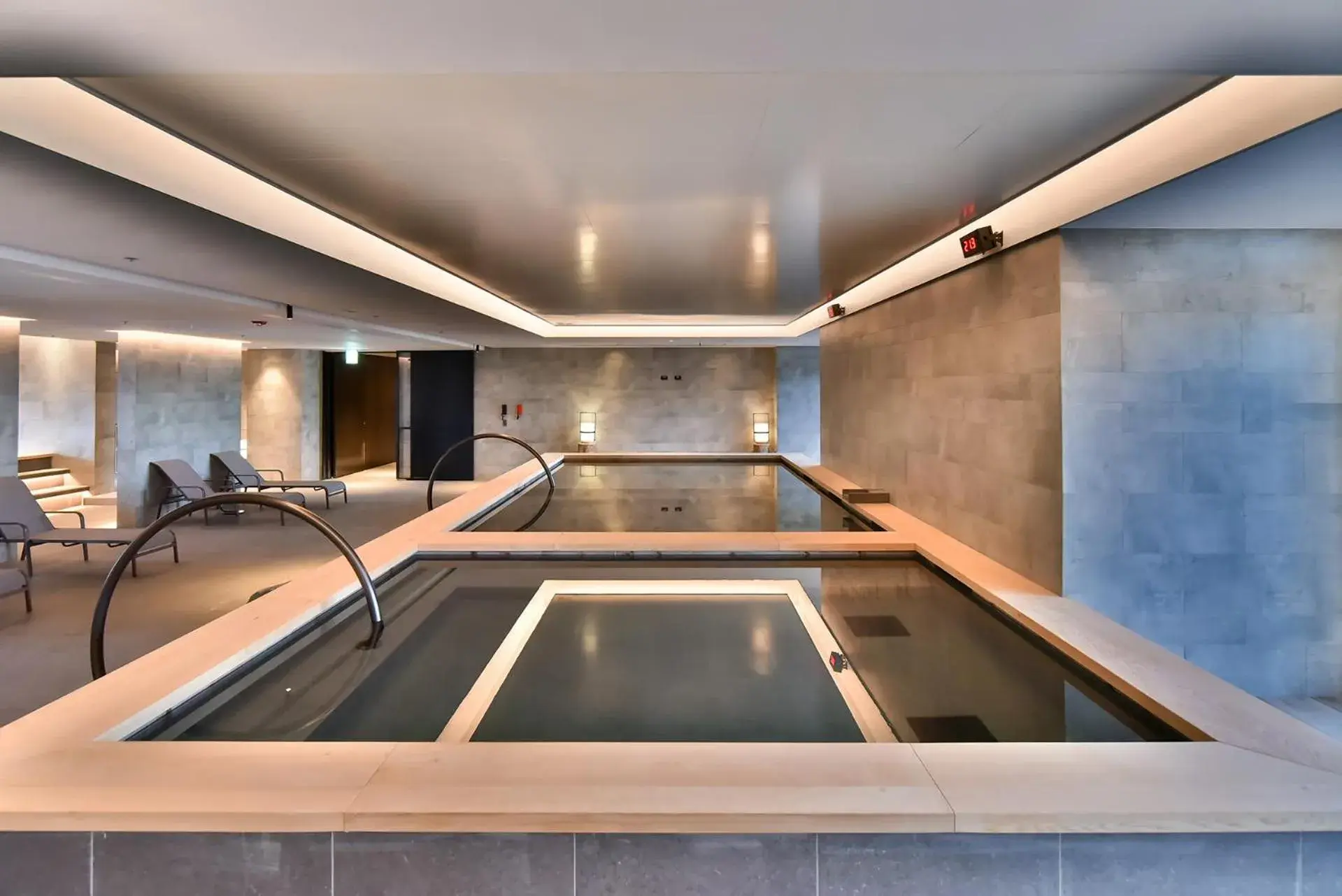 Hot Tub, Swimming Pool in Four Points by Sheraton Taipei Bali