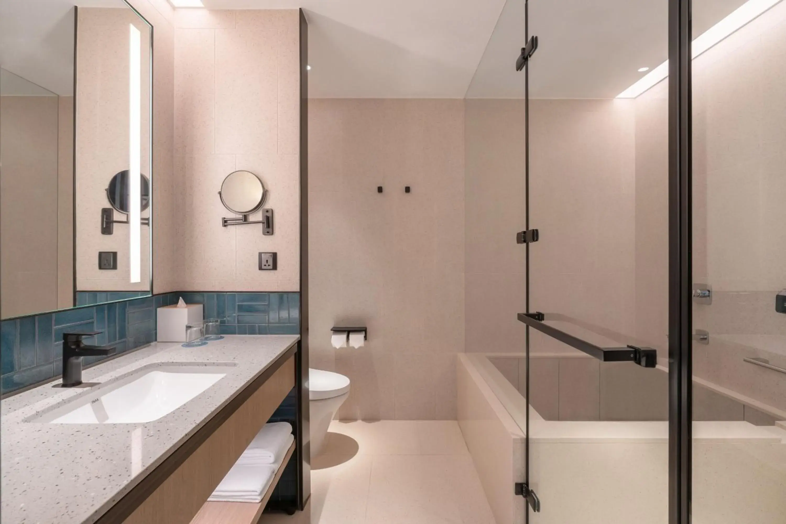 Photo of the whole room, Bathroom in Four Points by Sheraton Taipei Bali