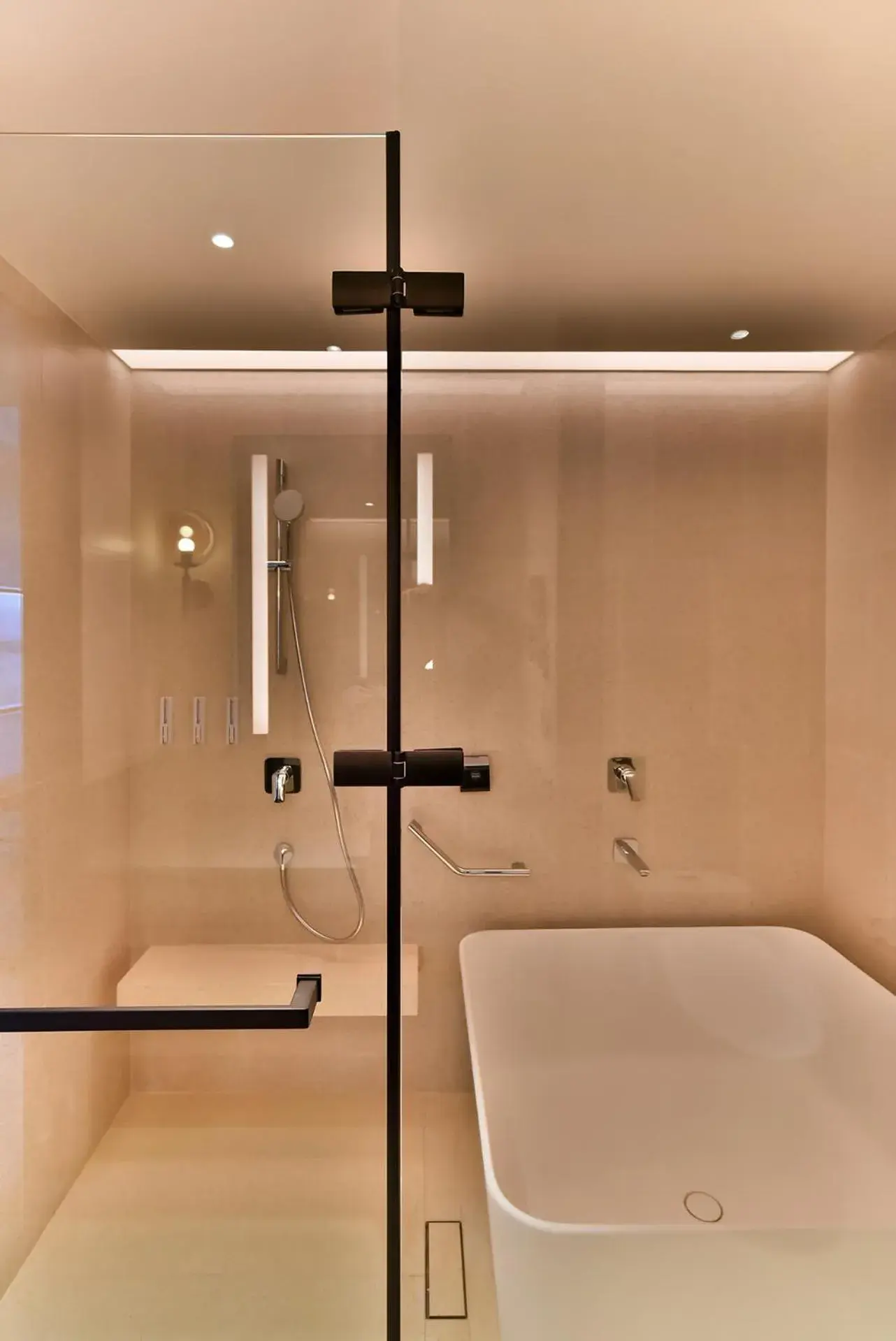 Bath, Bathroom in Four Points by Sheraton Taipei Bali