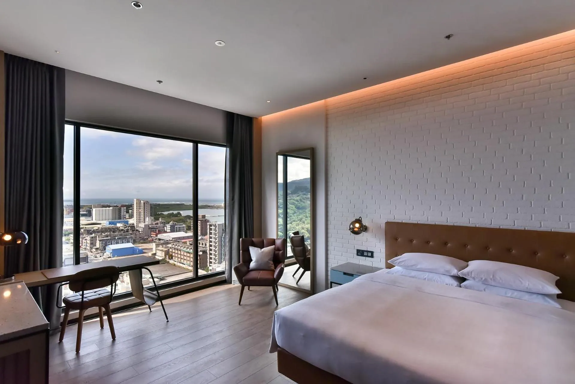 Bedroom, Bed in Four Points by Sheraton Taipei Bali