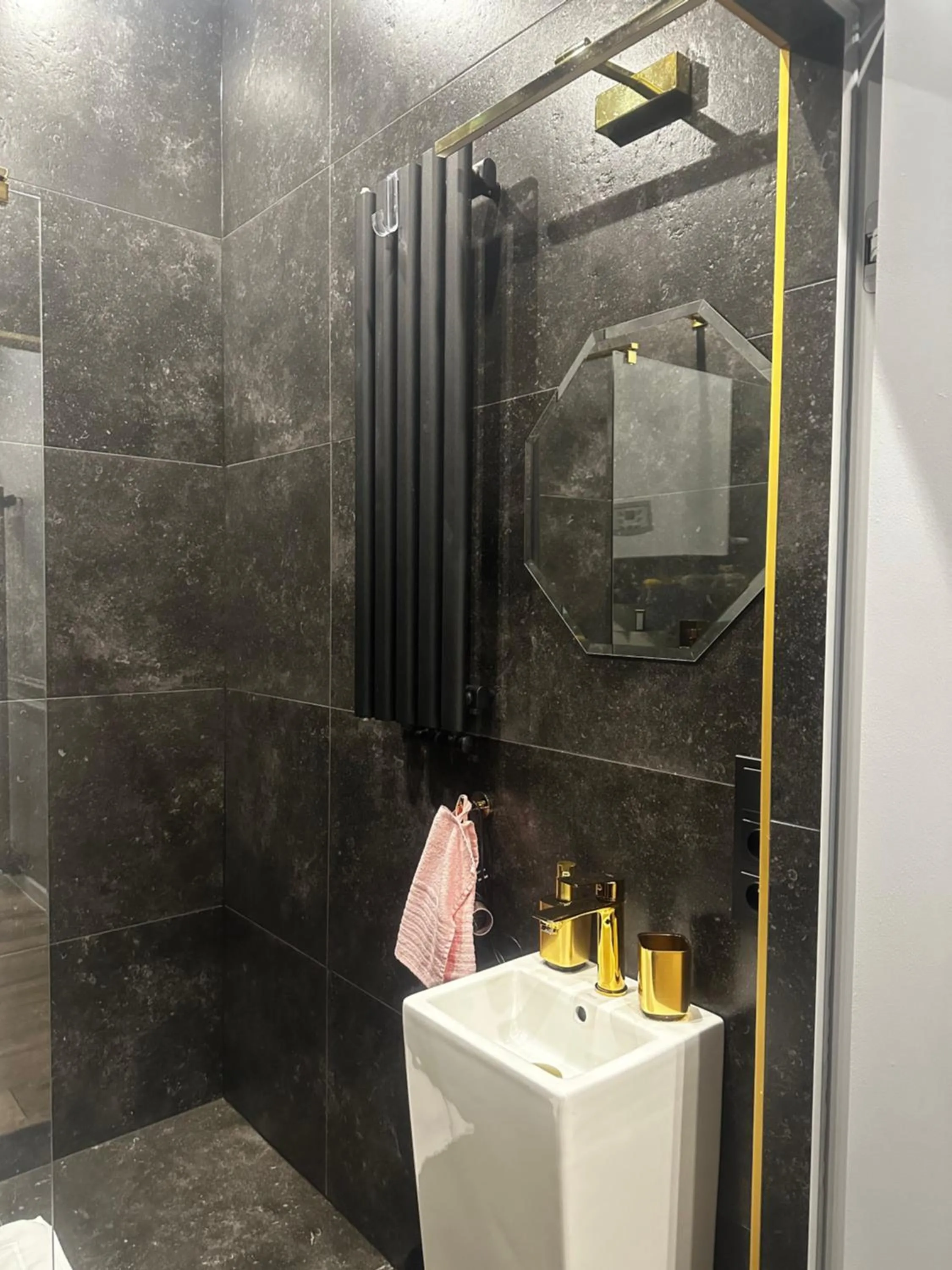 Shower in Apartament z Jacuzzi Kraków SHINE Starowiślna