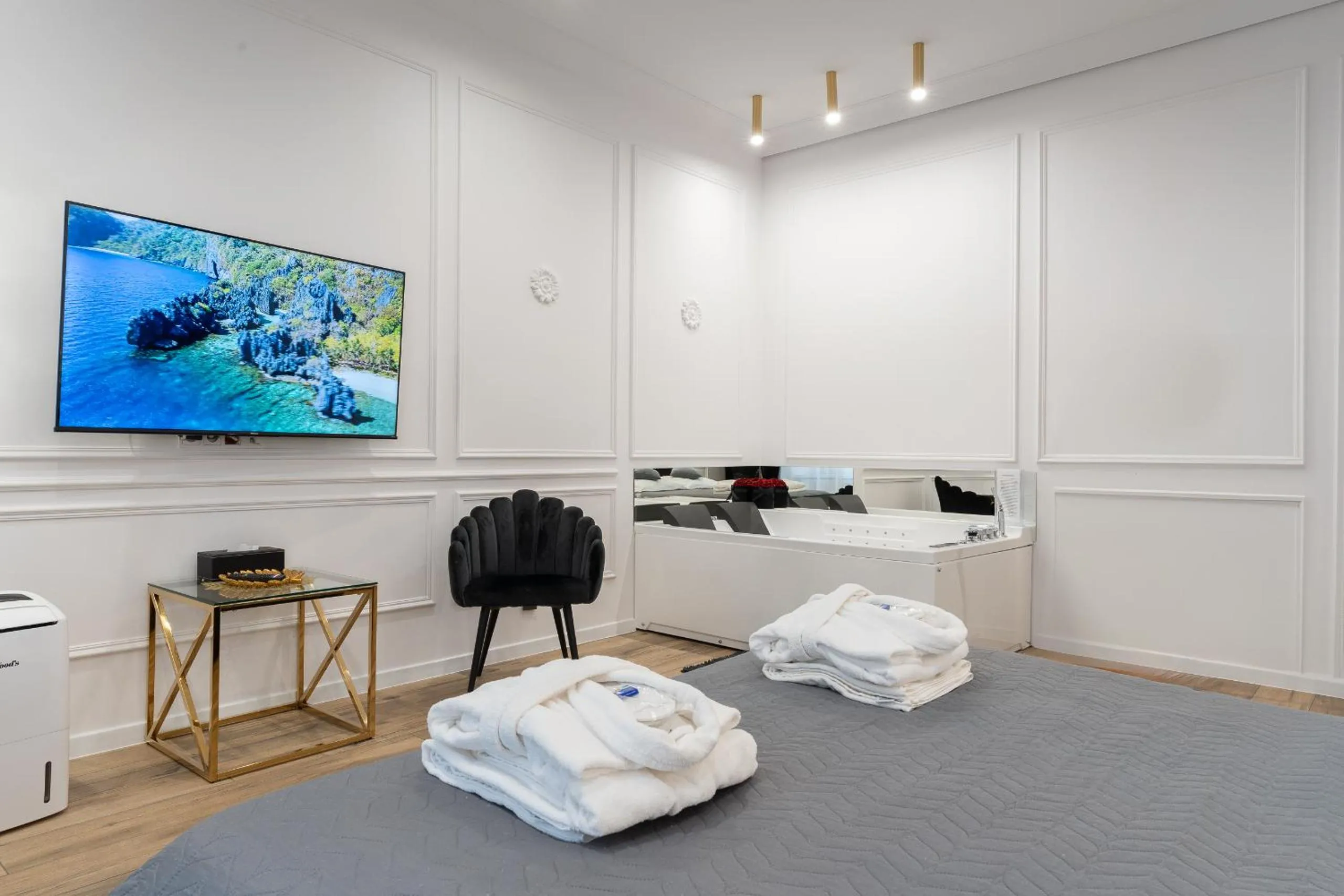 TV and multimedia in Apartament z Jacuzzi Kraków SHINE Starowiślna