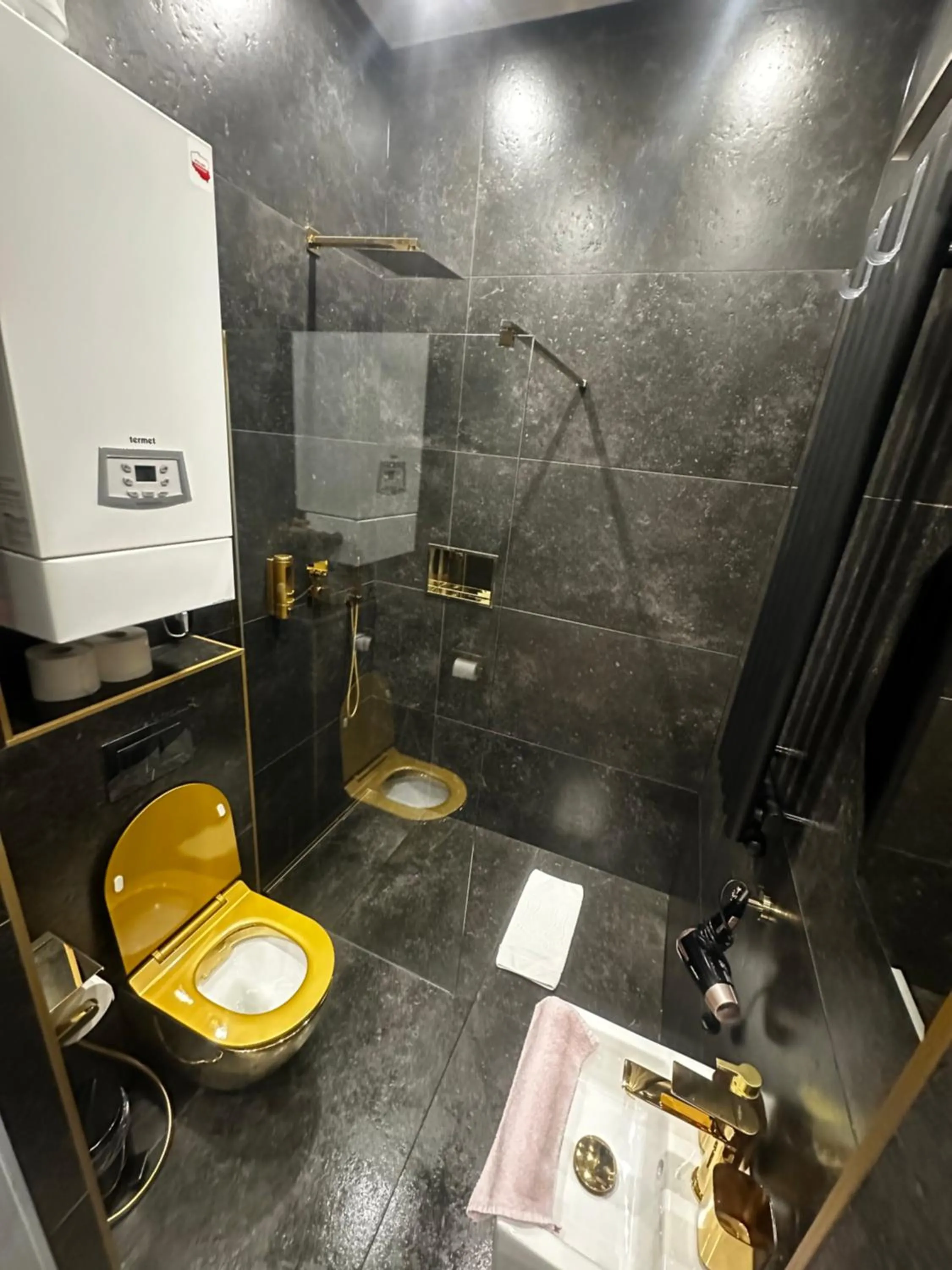 Shower in Apartament z Jacuzzi Kraków SHINE Starowiślna