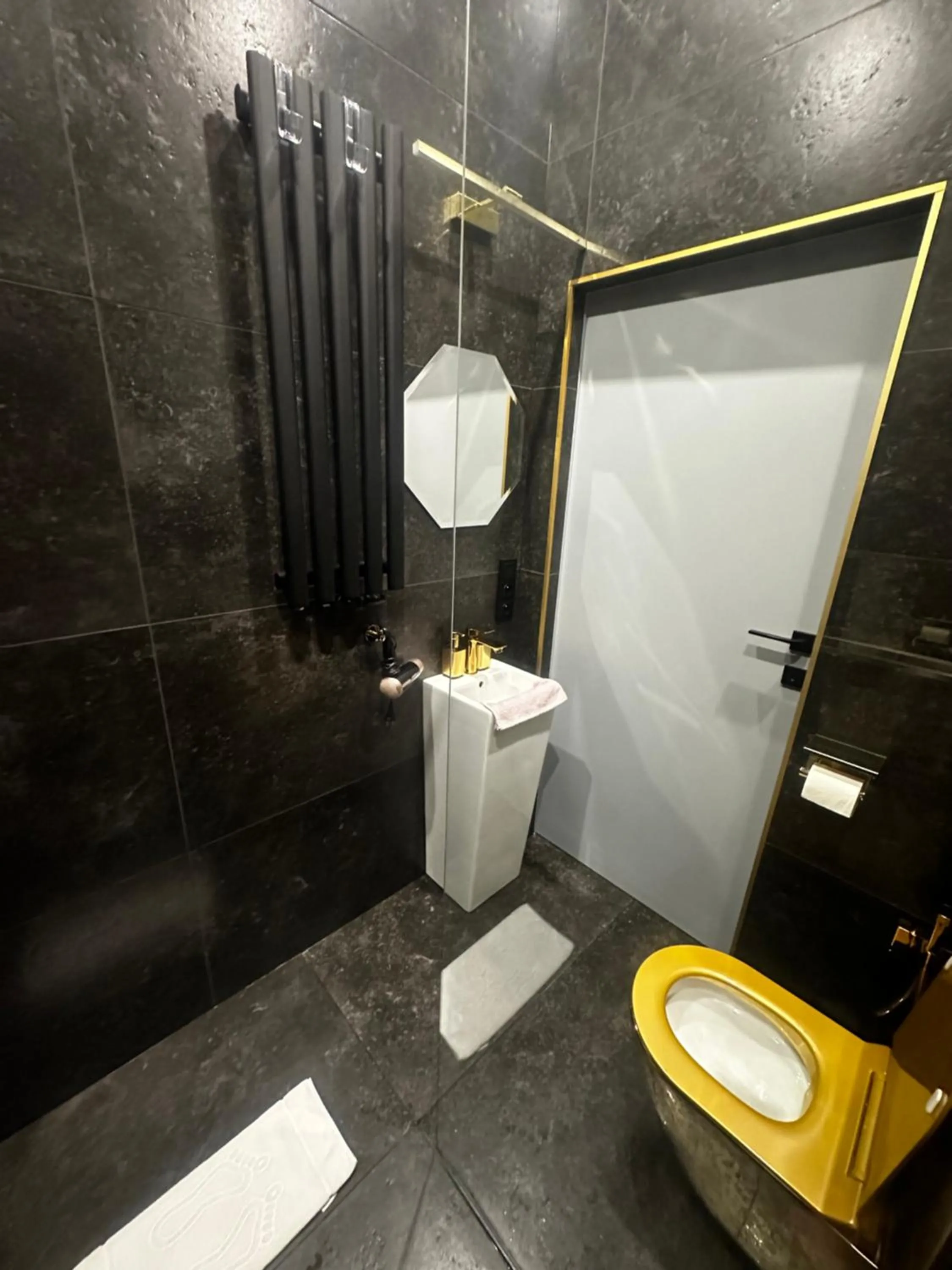 Shower in Apartament z Jacuzzi Kraków SHINE Starowiślna