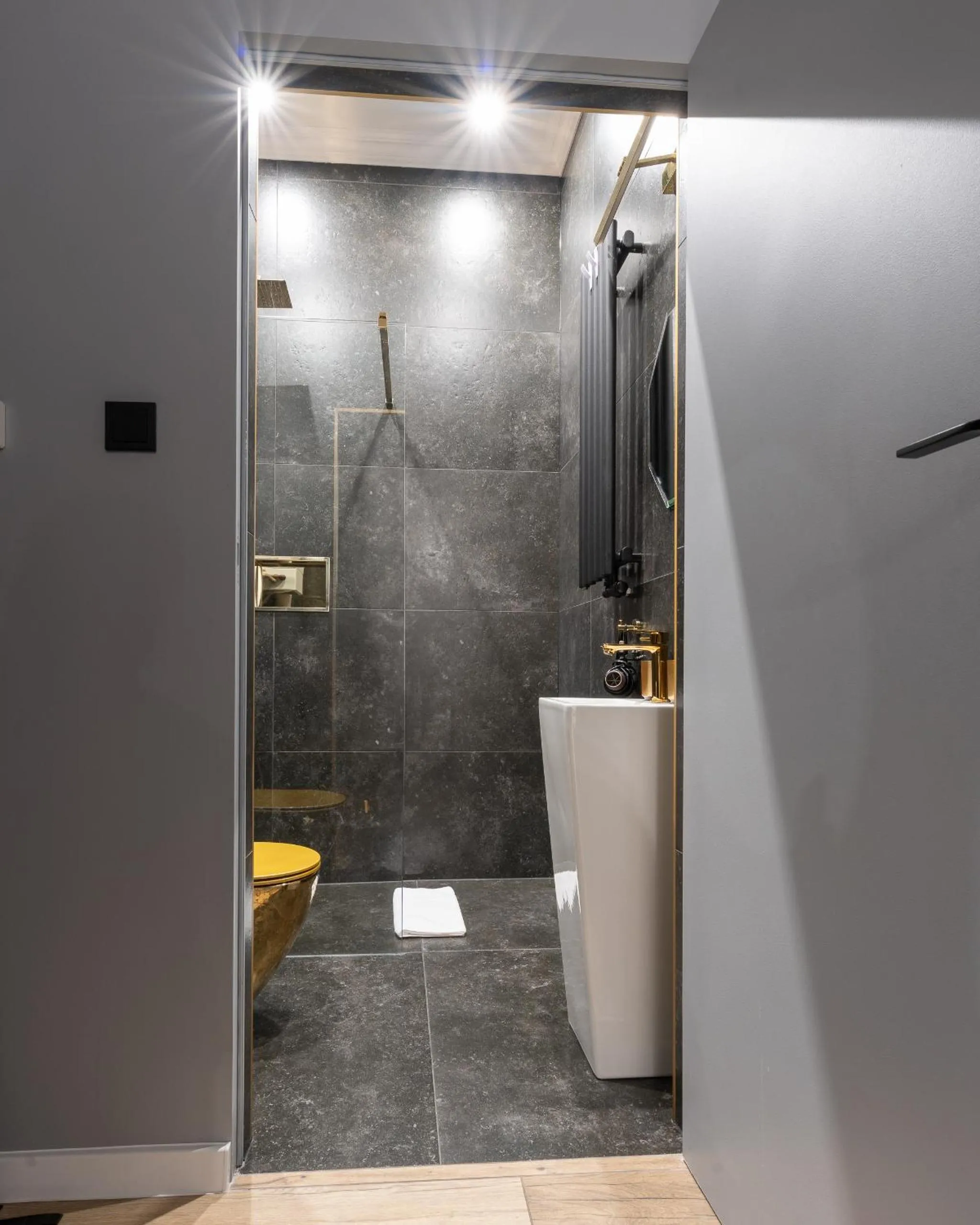 Shower in Apartament z Jacuzzi Kraków SHINE Starowiślna