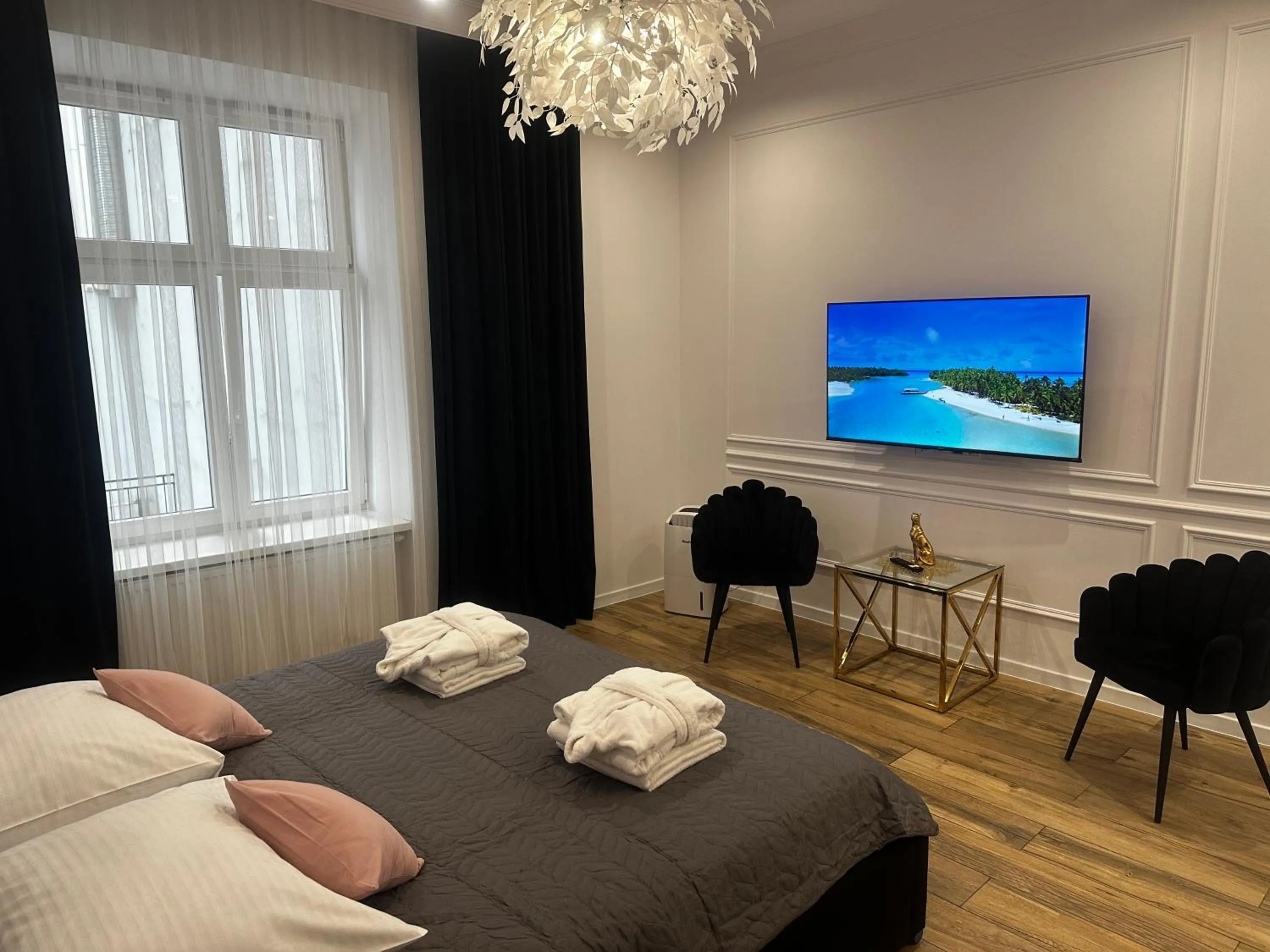 TV and multimedia, Bed in Apartament z Jacuzzi Kraków SHINE Starowiślna