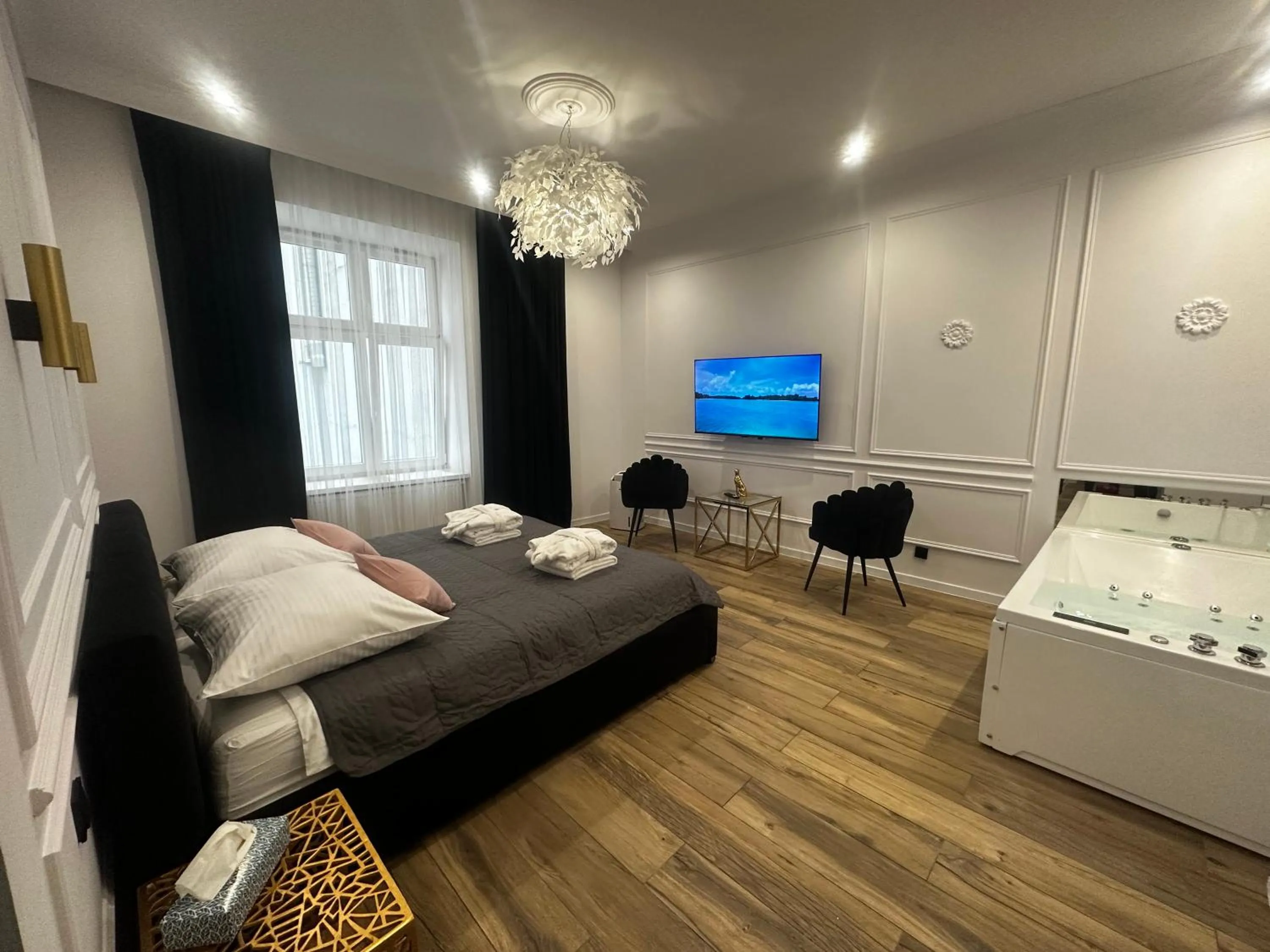 TV and multimedia, Bed in Apartament z Jacuzzi Kraków SHINE Starowiślna