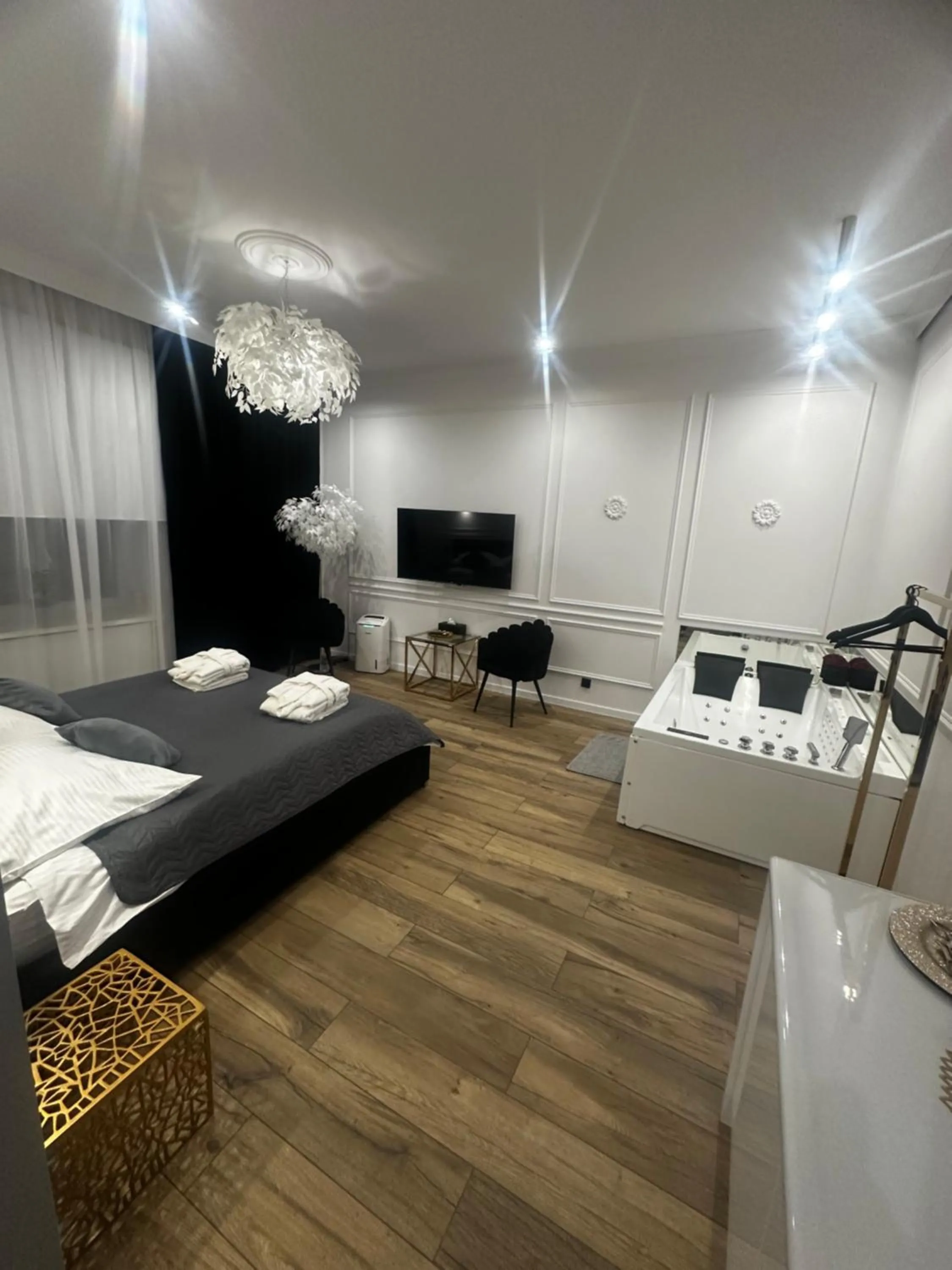 Communal lounge/ TV room, Bed in Apartament z Jacuzzi Kraków SHINE Starowiślna