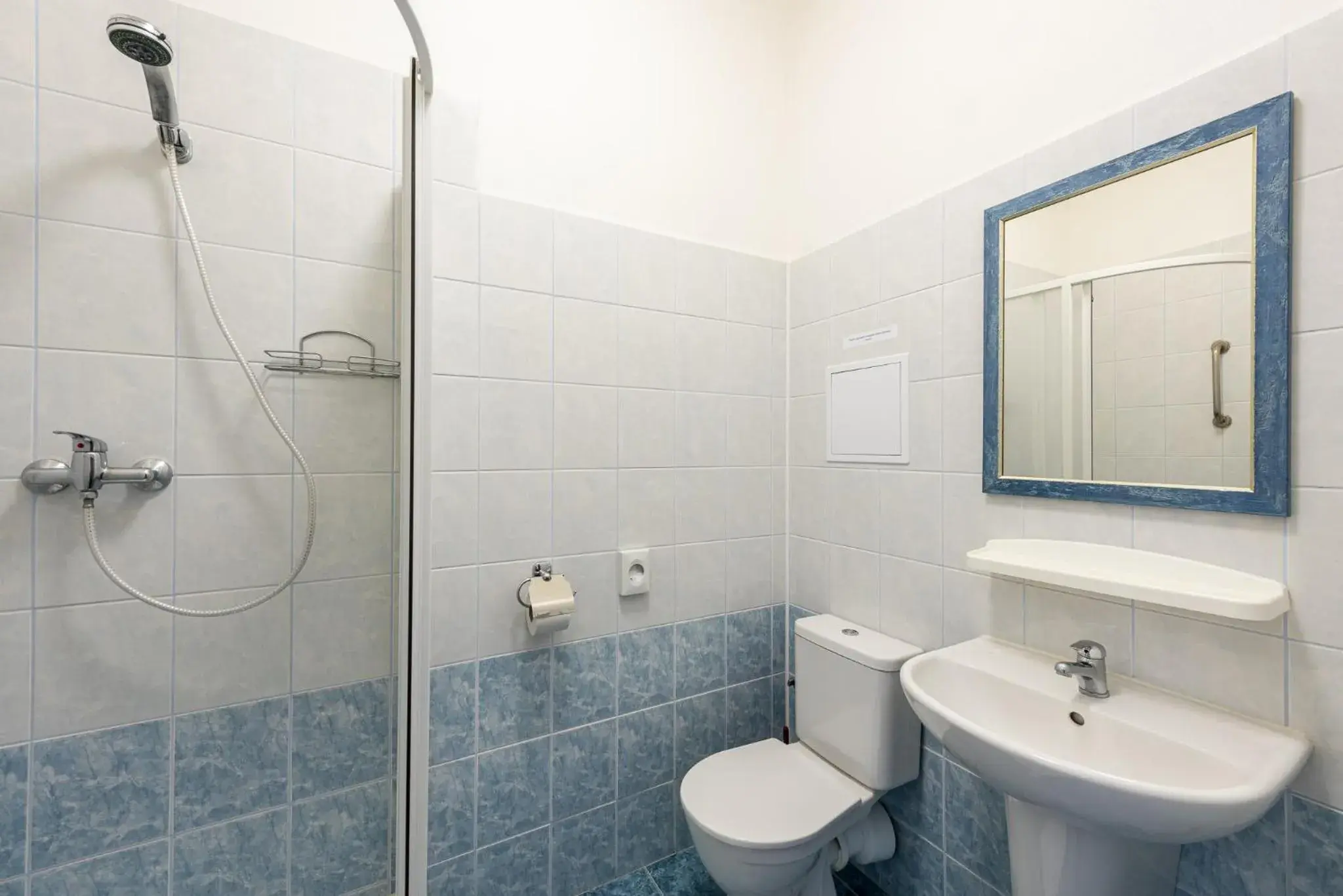 Triple Room with Shower in HOTEL AGRI Triple Room with Shower in HOTEL AGRI