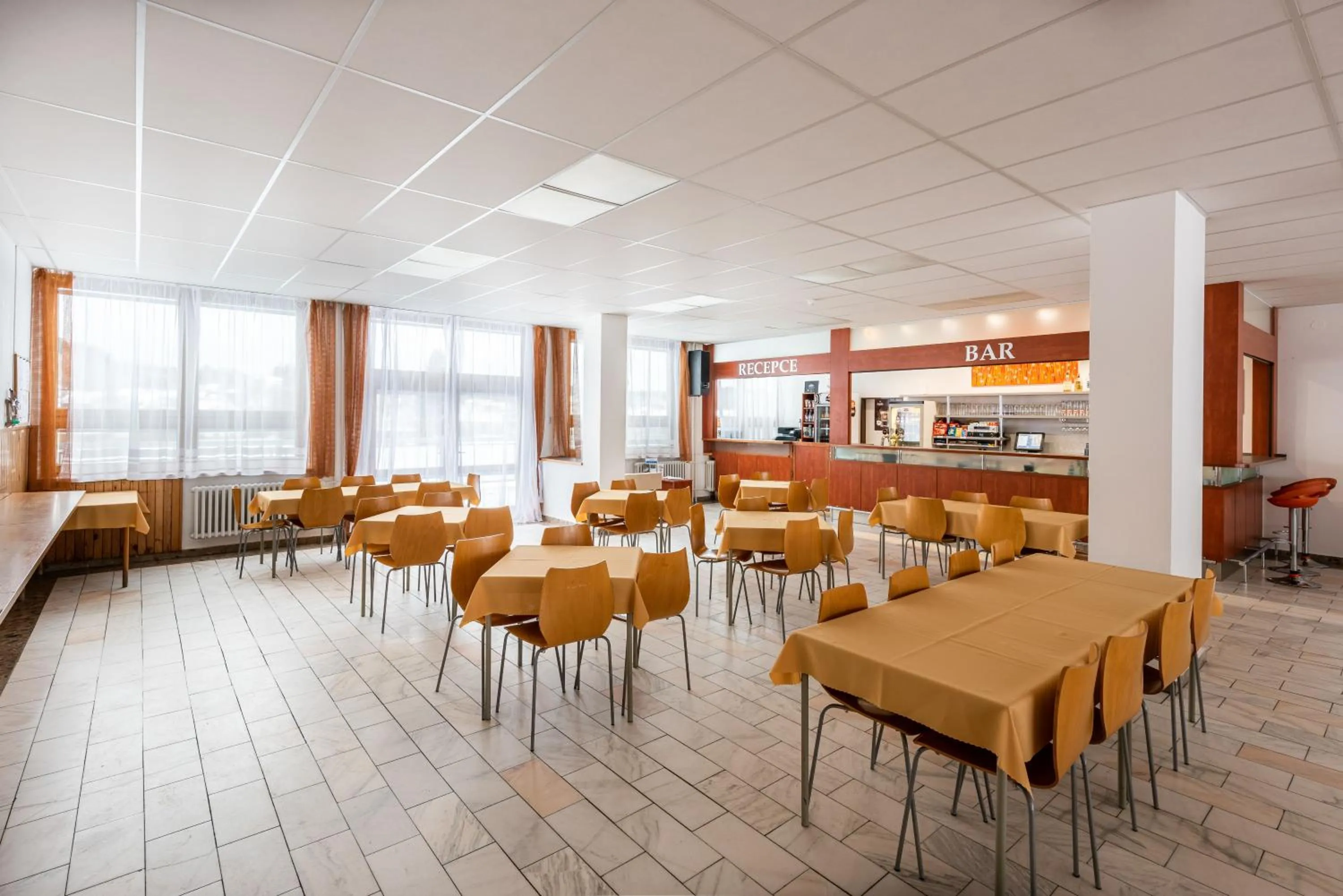 Restaurant/places to eat in HOTEL AGRI