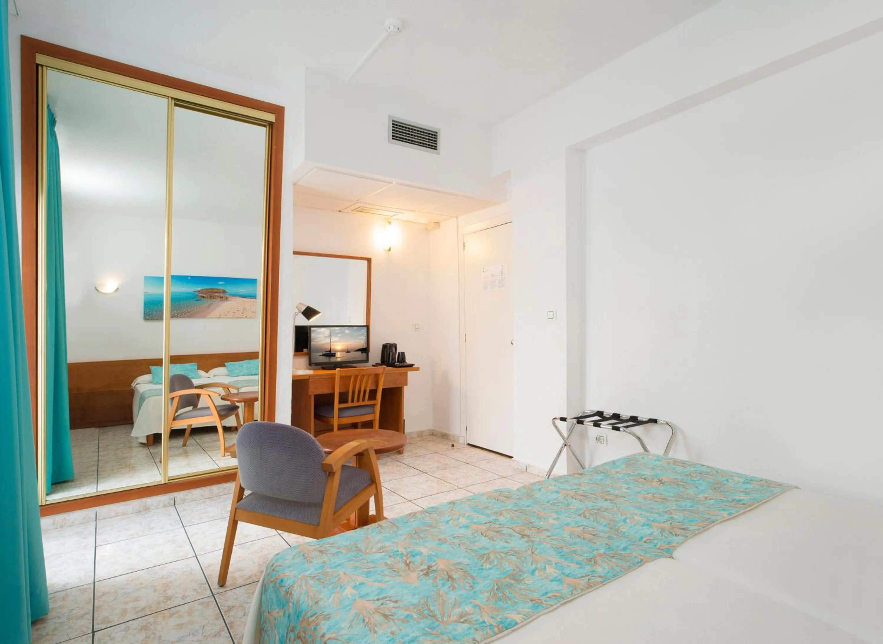 Photo of the whole room, Bed in Hotel Tropical