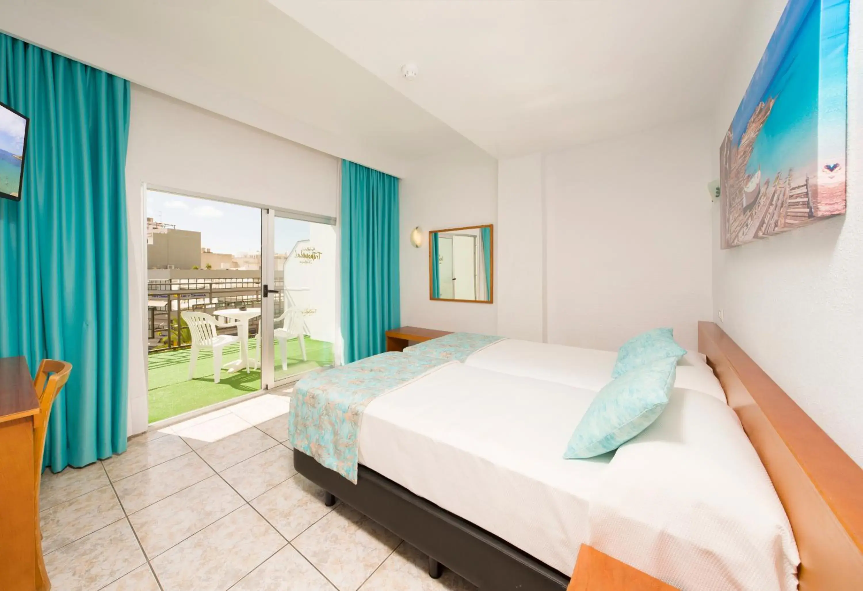 Photo of the whole room, Bed in Hotel Tropical Photo of the whole room, Bed in Hotel Tropical