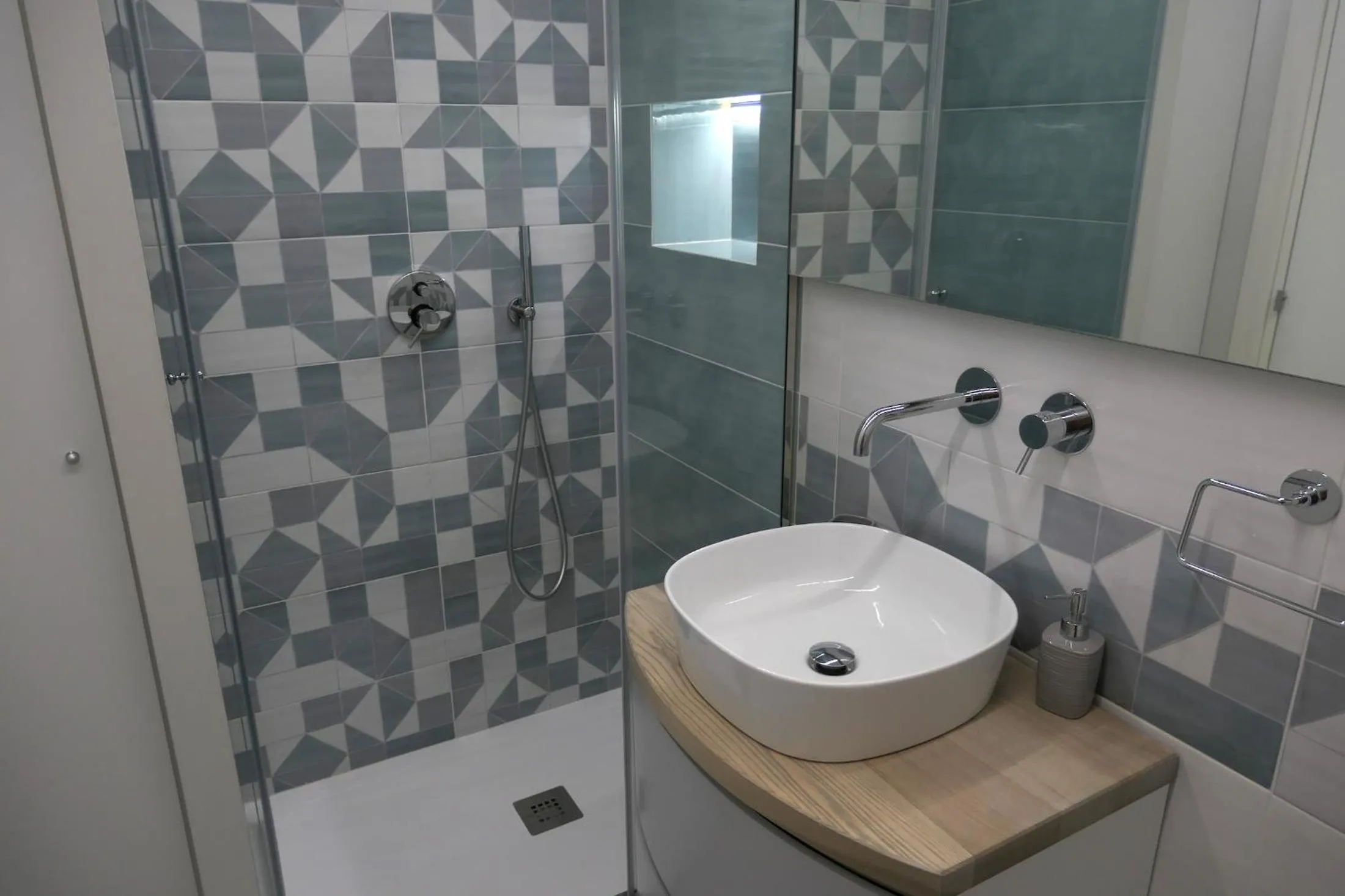 Shower in Opera Suites - Norma