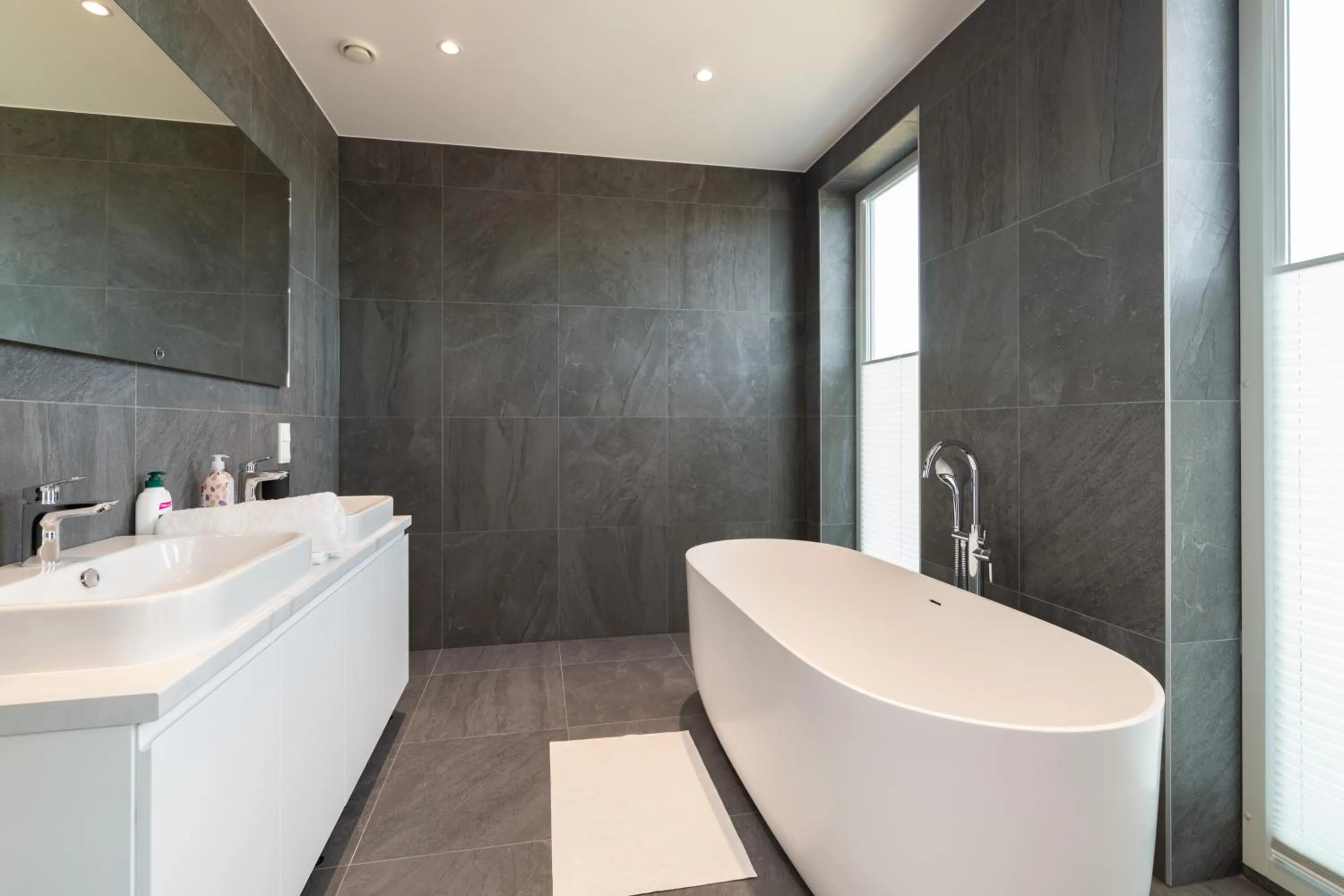 4bdr Modern and Stylish Apartment near Kadriorg with Free Parking