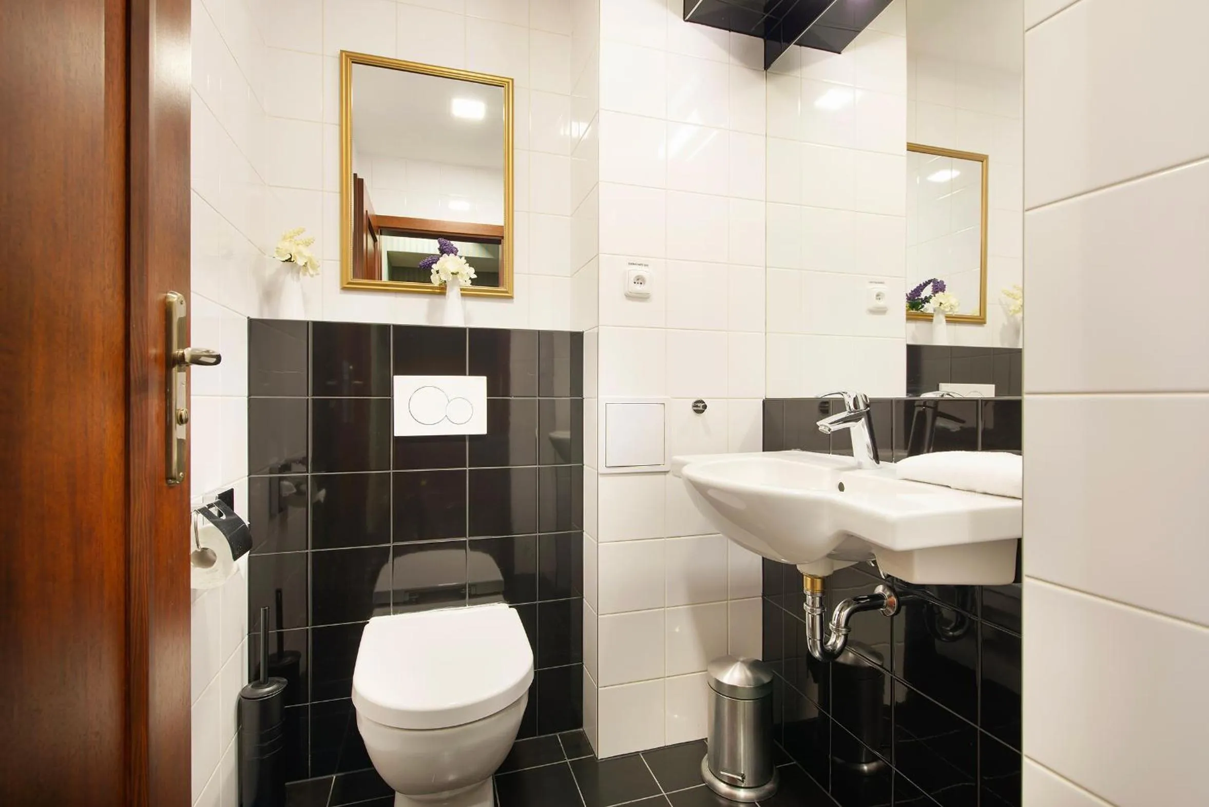 Toilet in City Hotel Morris