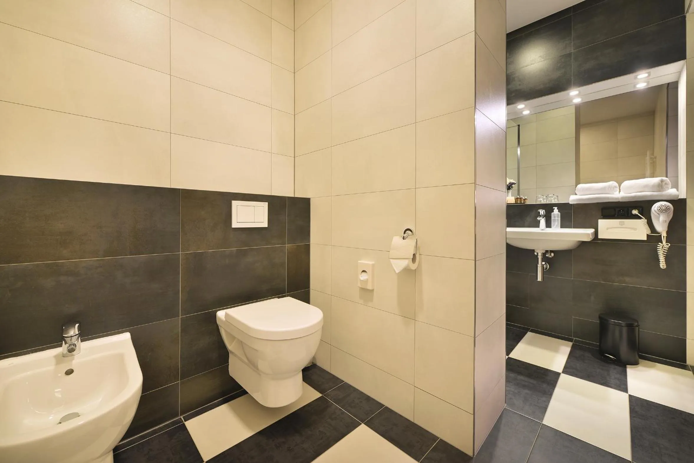 Toilet in City Hotel Morris