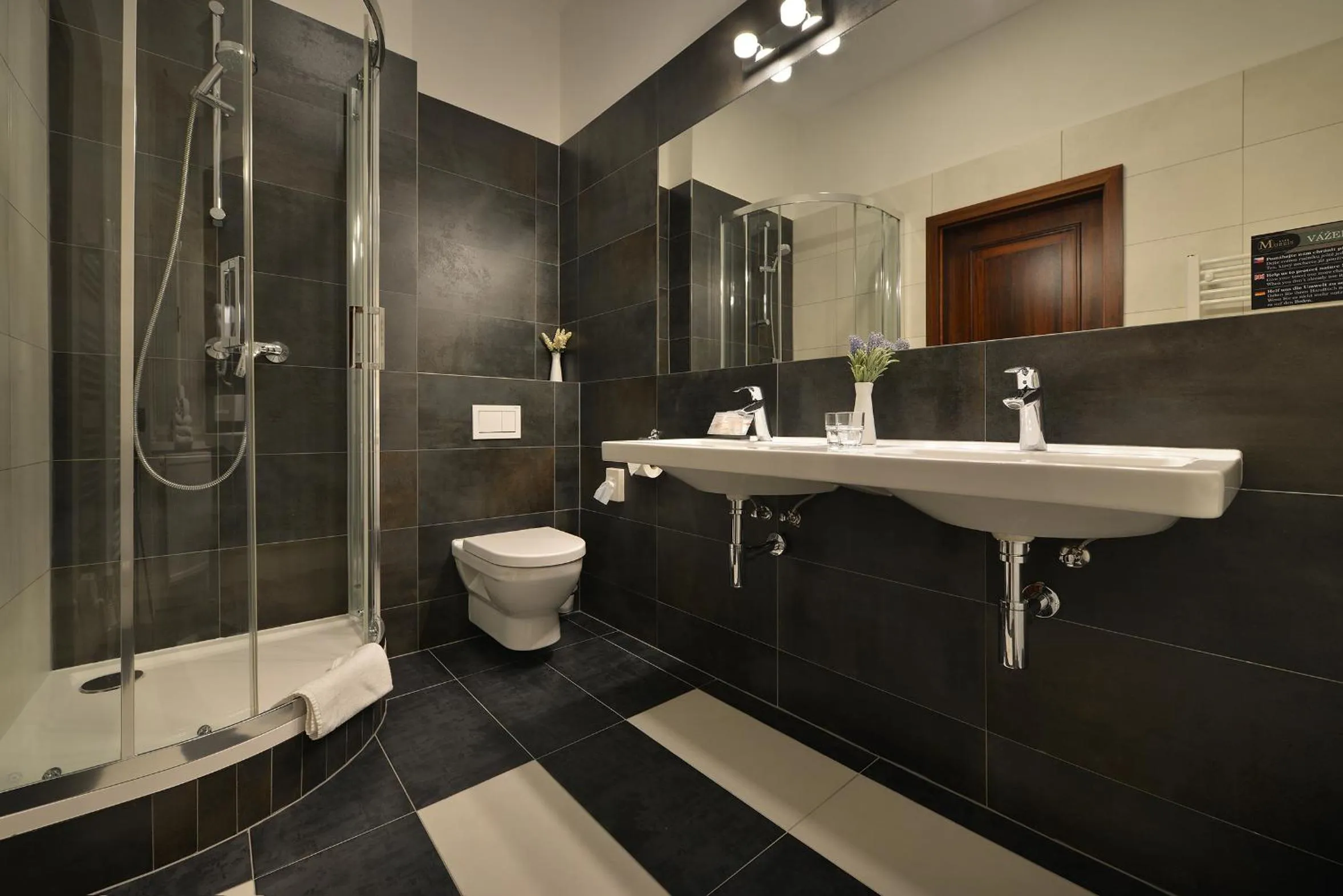 Shower in City Hotel Morris