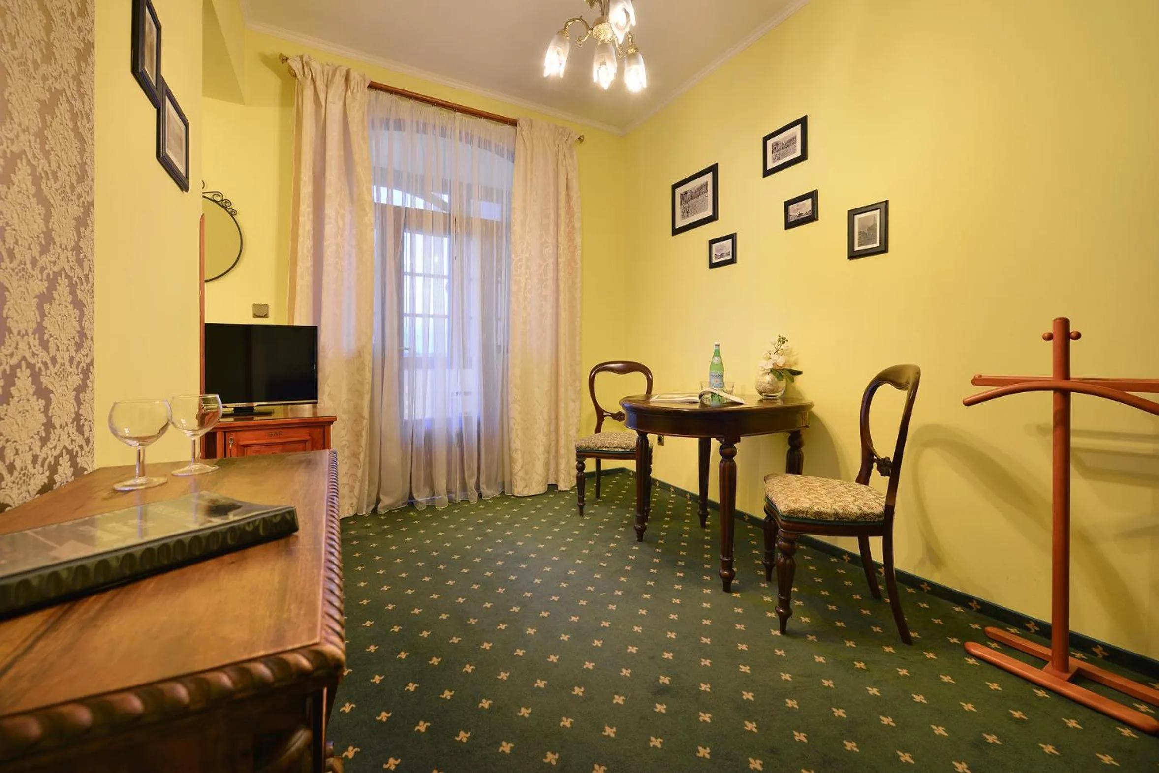 TV and multimedia in City Hotel Morris