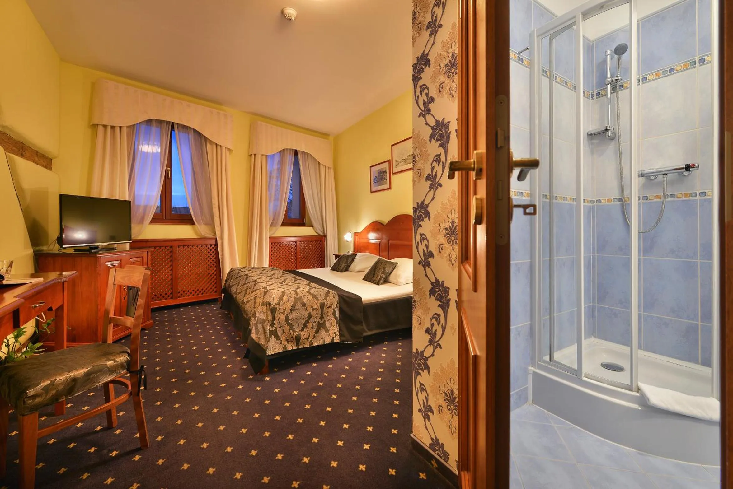 Shower, Bed in City Hotel Morris