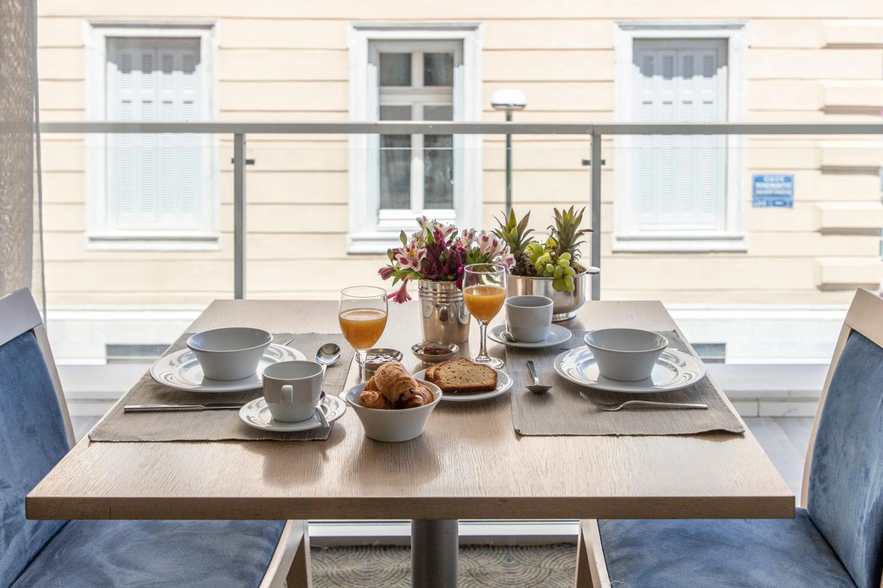 Dining area in Amalia Hotel Athens