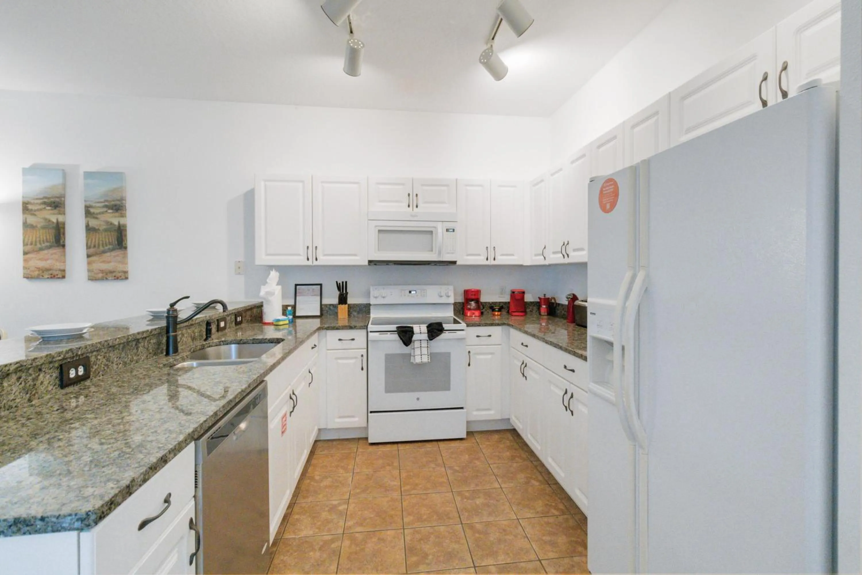 Property building in Huge Screened Patio That Overlooks Lake Buck, Near Famous Attractions!!