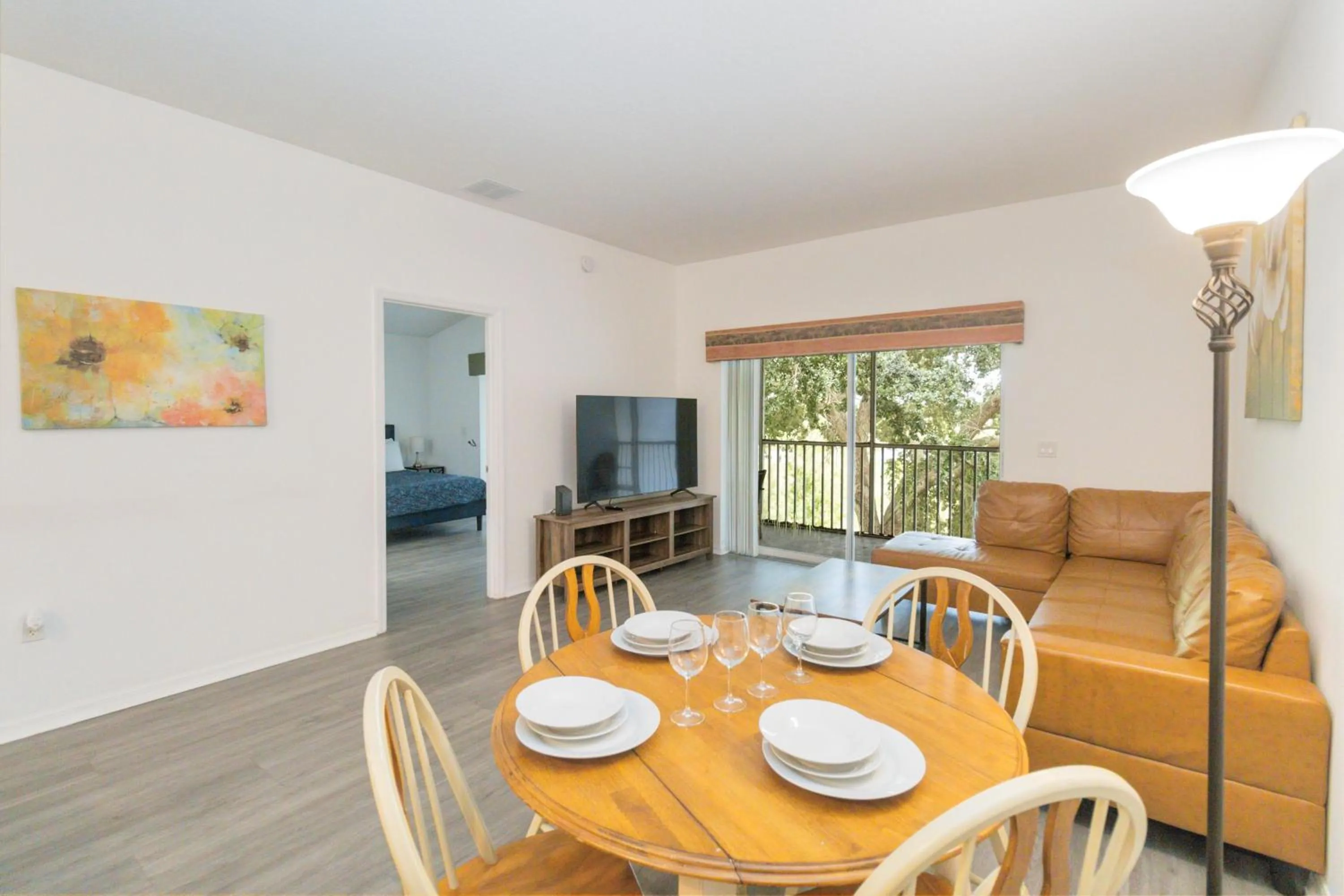 Property building in Huge Screened Patio That Overlooks Lake Buck, Near Famous Attractions!!