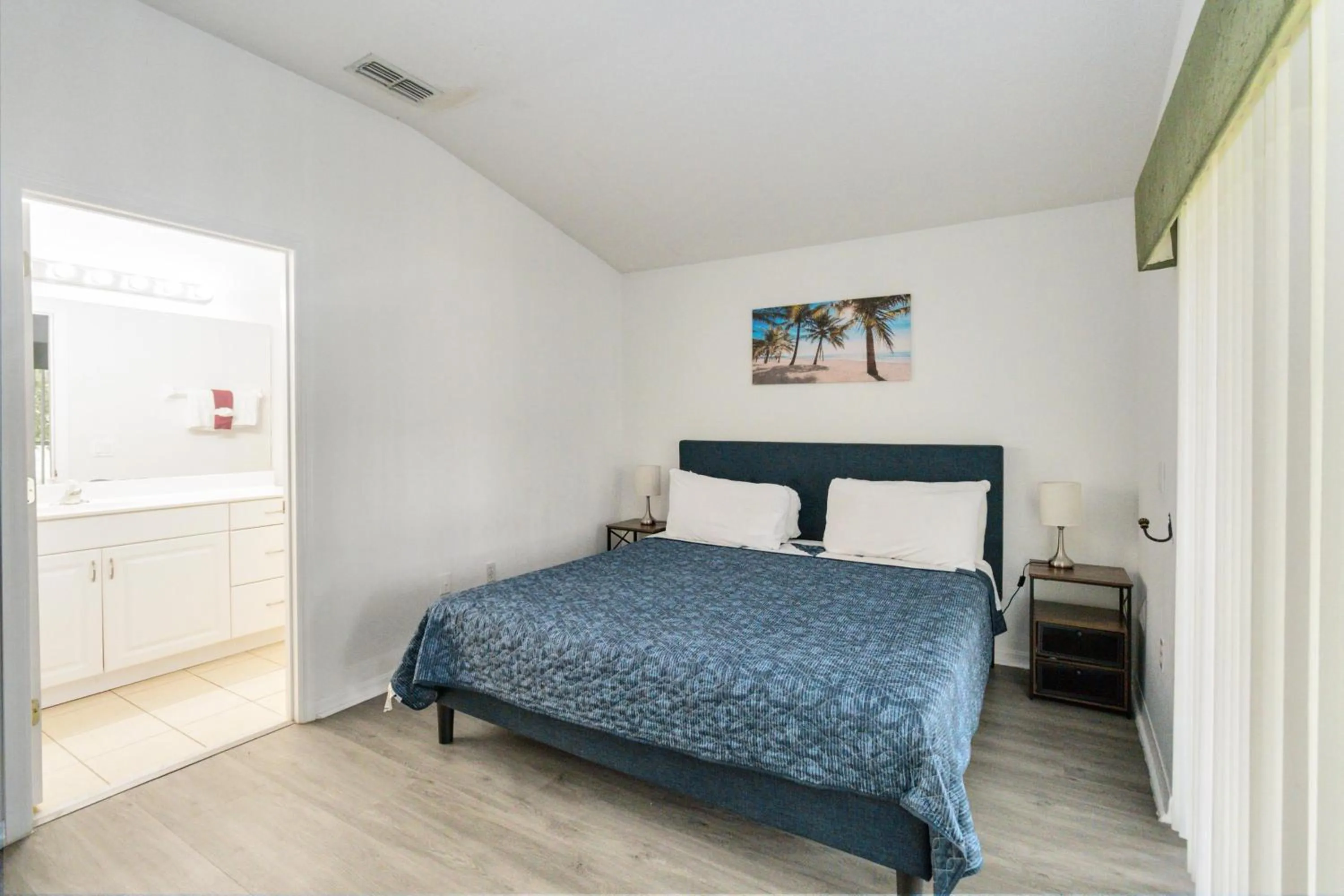 Property building, Bed in Huge Screened Patio That Overlooks Lake Buck, Near Famous Attractions!!