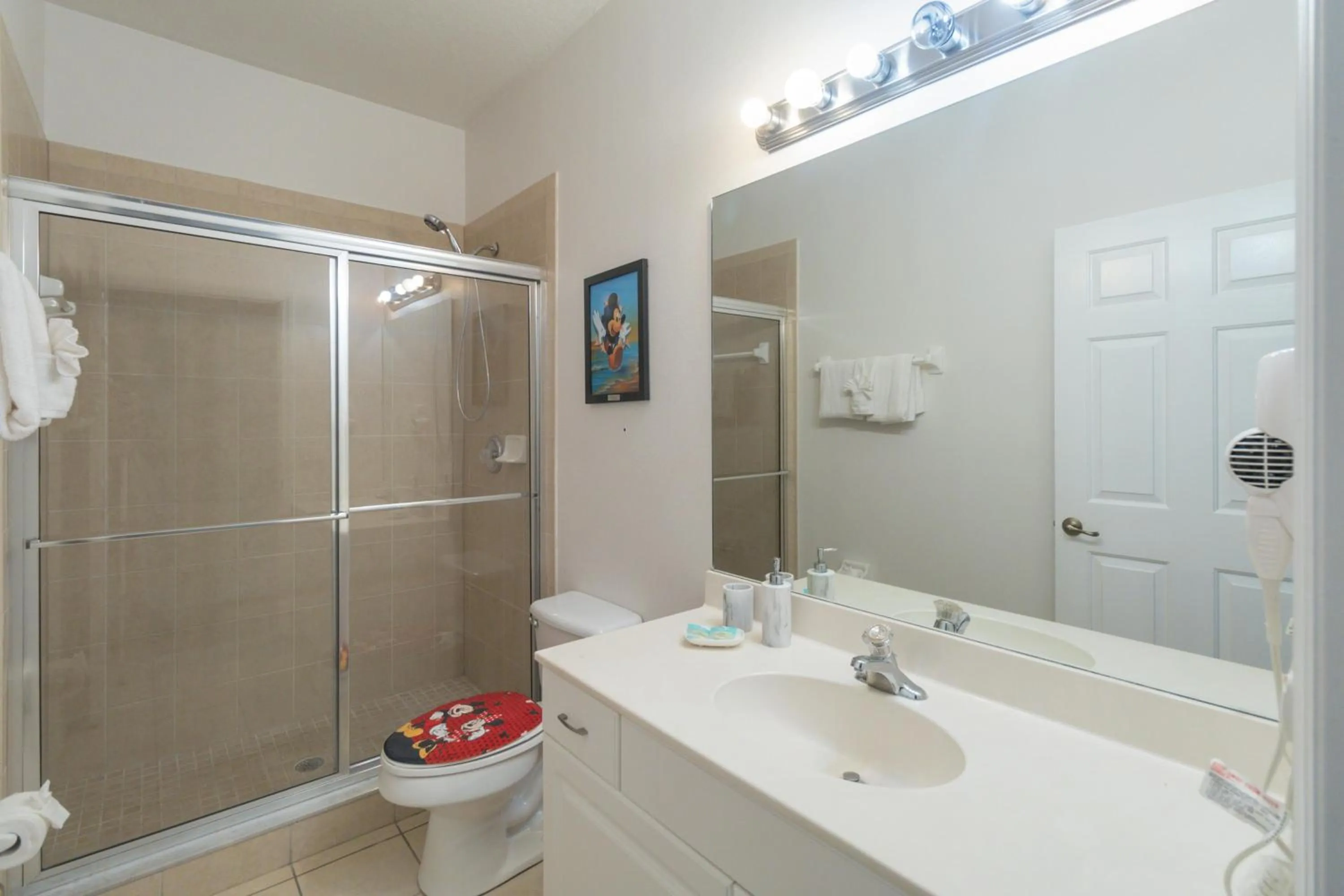 Property building in Huge Screened Patio That Overlooks Lake Buck, Near Famous Attractions!!