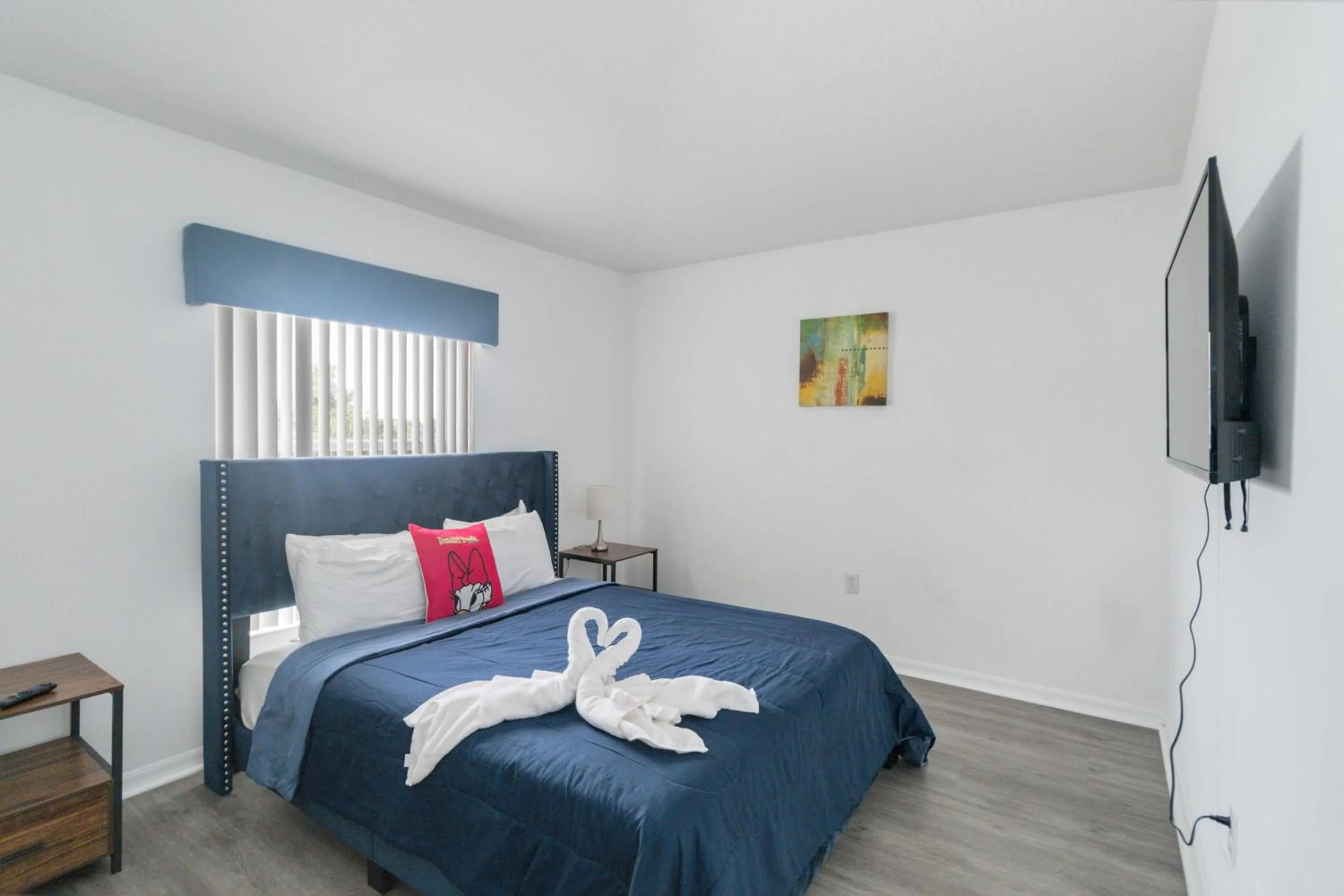 Property building, Bed in Huge Screened Patio That Overlooks Lake Buck, Near Famous Attractions!!