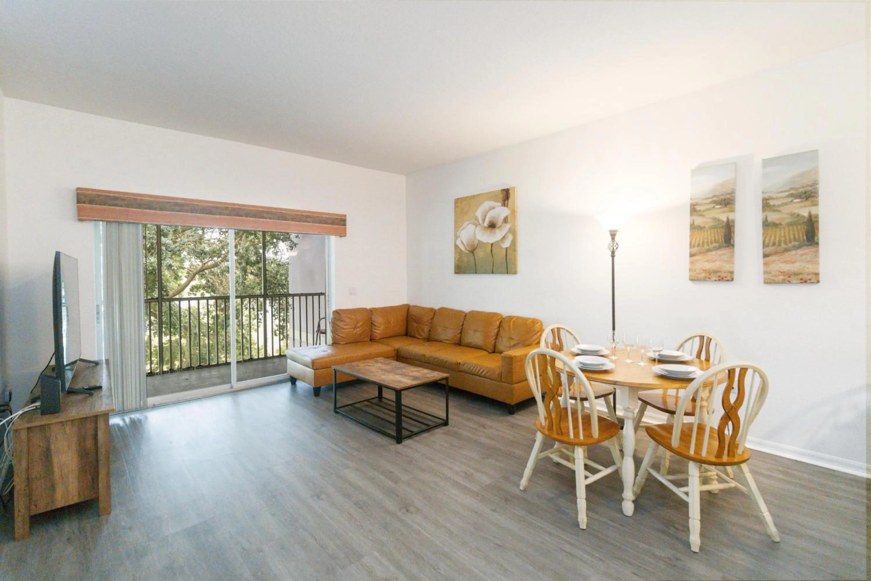 Property building in Huge Screened Patio That Overlooks Lake Buck, Near Famous Attractions!!