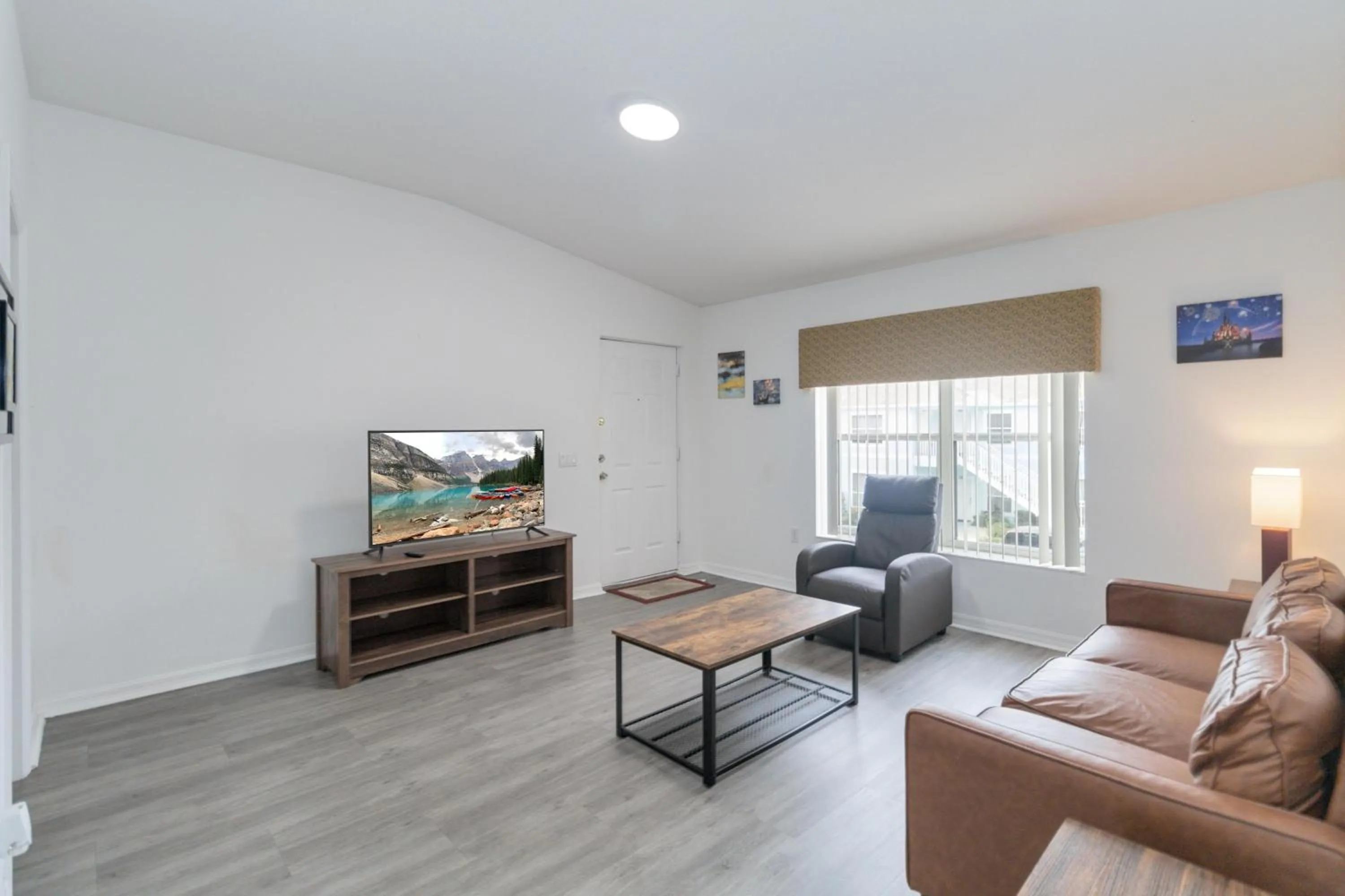 Property building in Huge Screened Patio That Overlooks Lake Buck, Near Famous Attractions!!