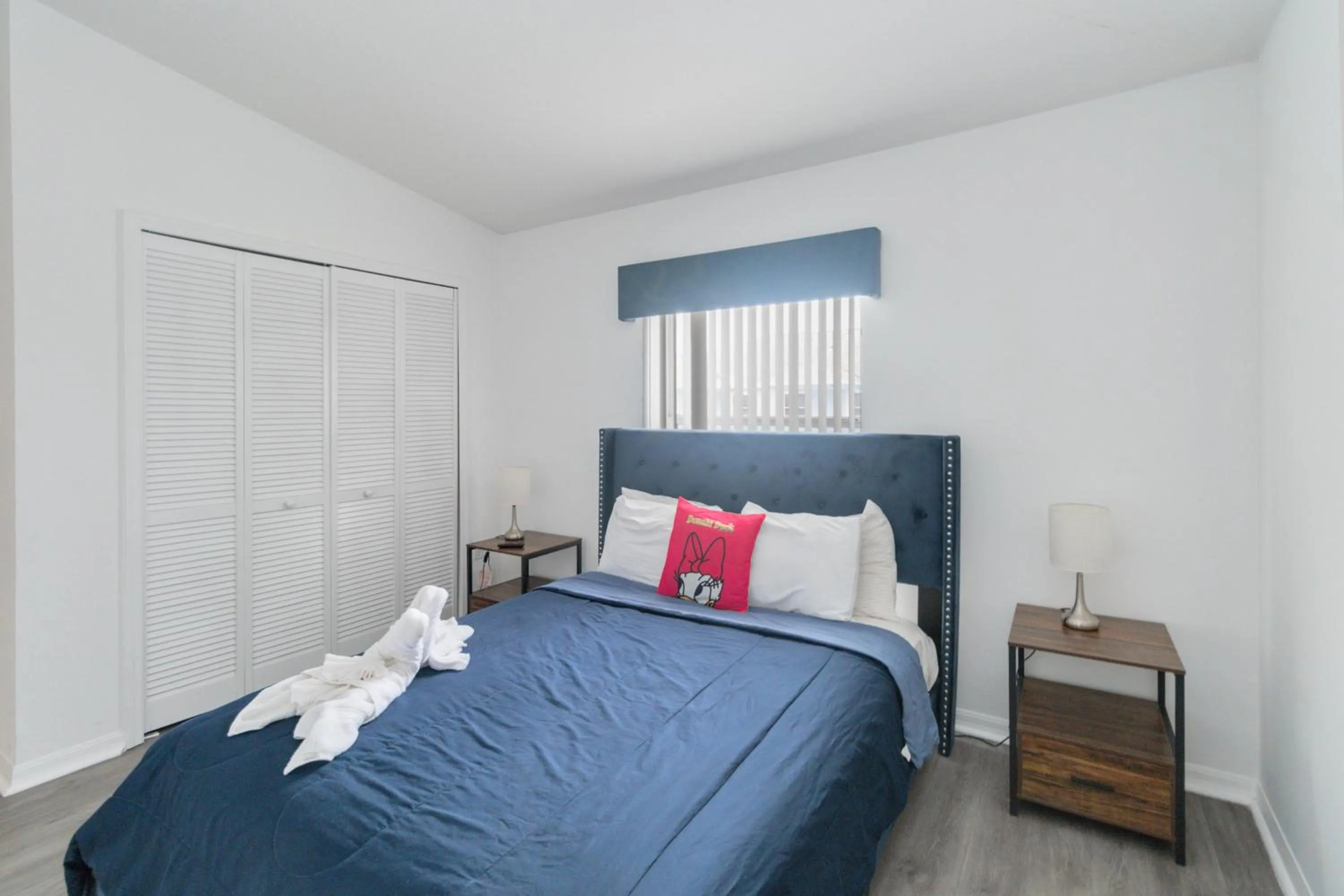 Property building, Bed in Huge Screened Patio That Overlooks Lake Buck, Near Famous Attractions!!