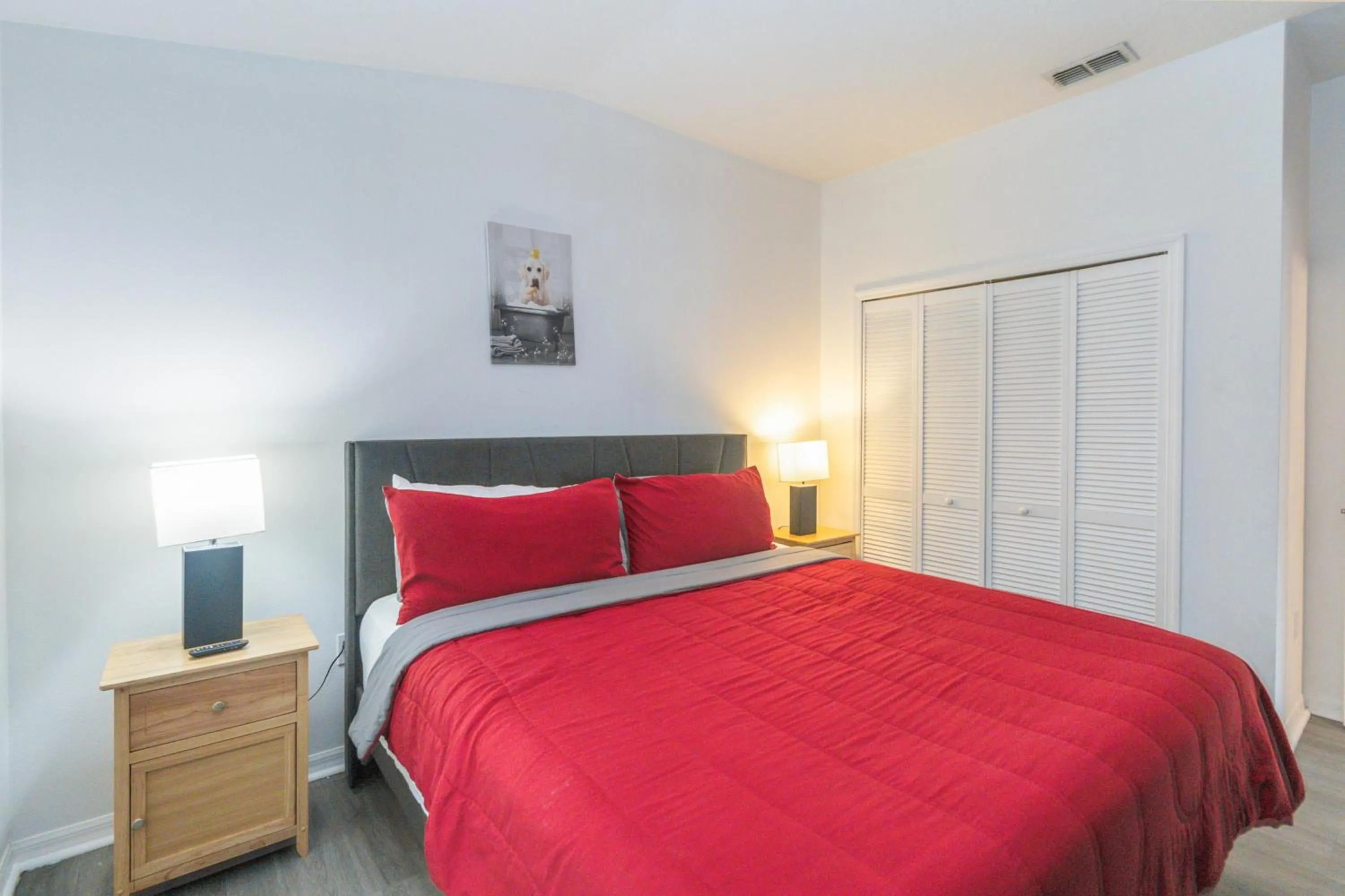 Property building, Bed in Huge Screened Patio That Overlooks Lake Buck, Near Famous Attractions!!