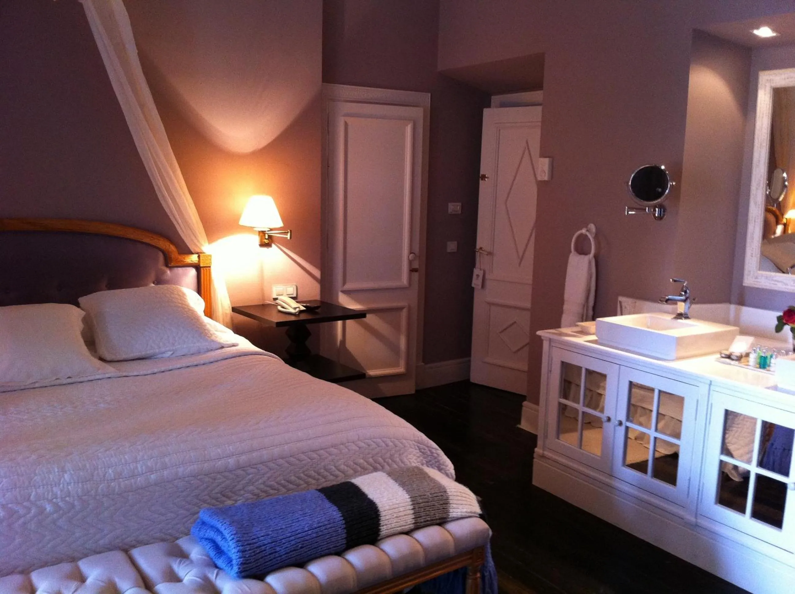 Photo of the whole room, Bed in Hotel Valdepalacios Gourmand 5* GL