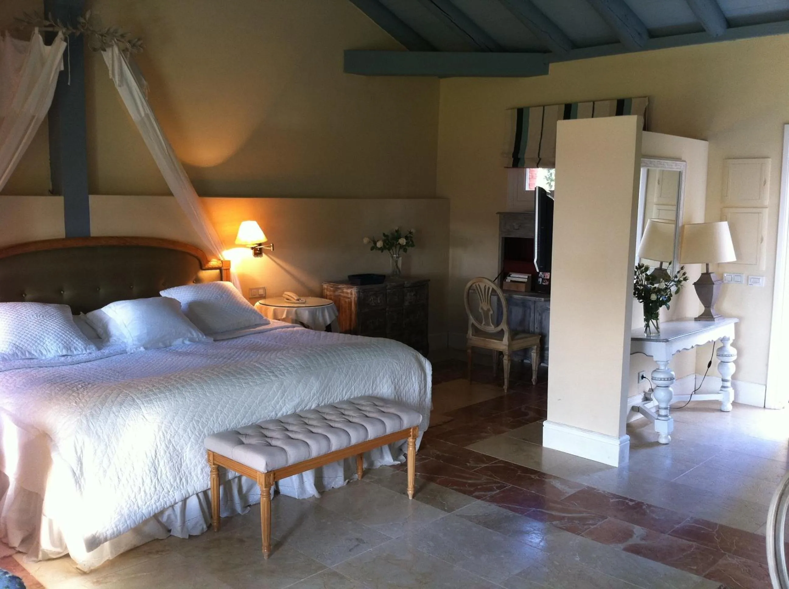 Photo of the whole room, Bed in Hotel Valdepalacios Gourmand 5* GL