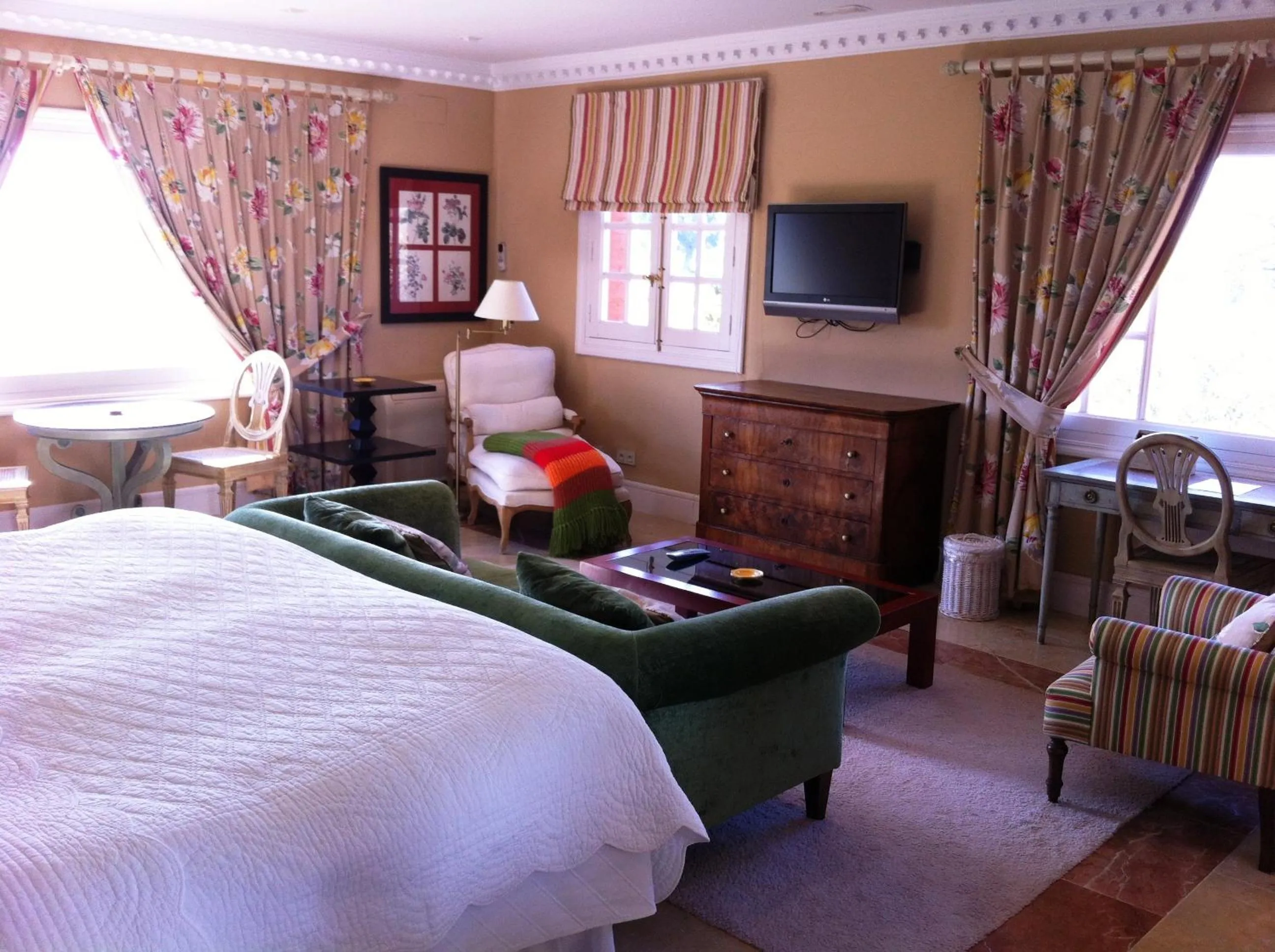 Photo of the whole room, Bed in Hotel Valdepalacios Gourmand 5* GL