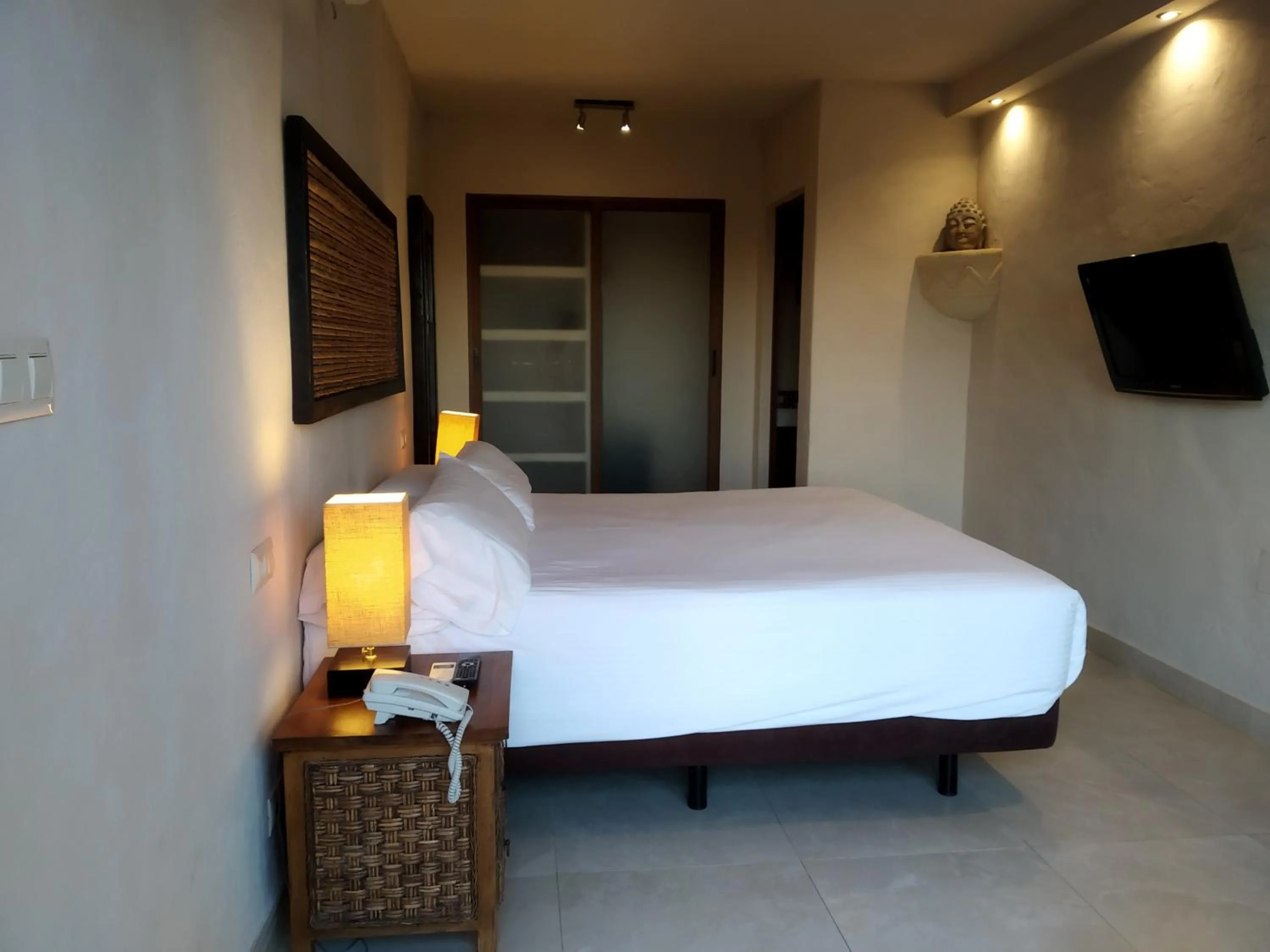 Bedroom, Bed in Beach Hotel Dos Mares