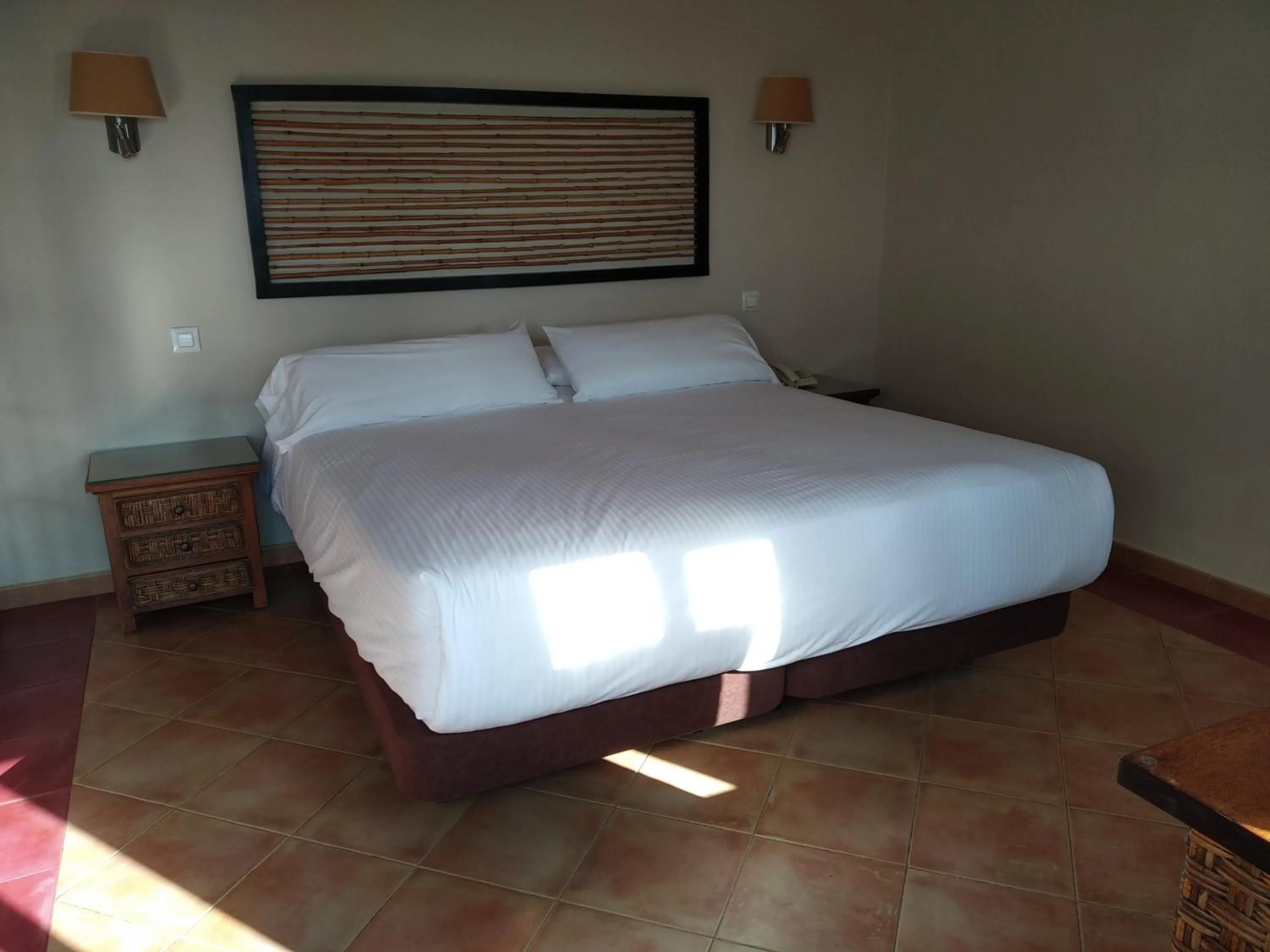 Bedroom, Bed in Beach Hotel Dos Mares