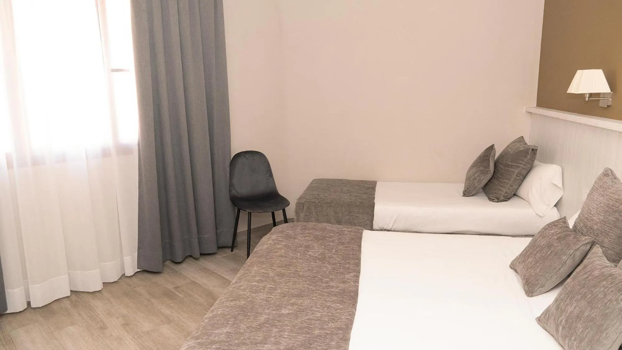 hair dresser, Bed in Hotel Coronado