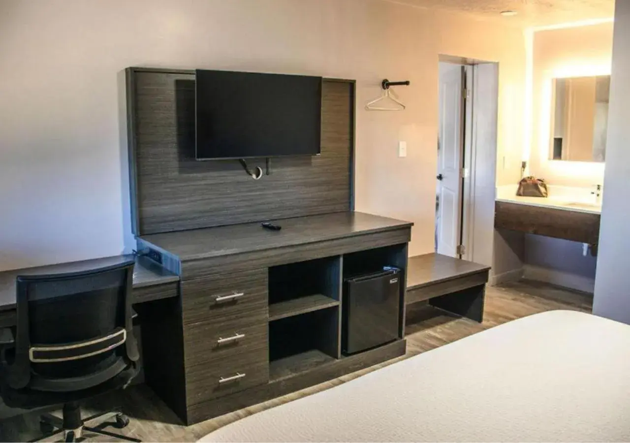 TV and multimedia, Bed in Bears Ears Inn TV and multimedia, Bed in Bears Ears Inn