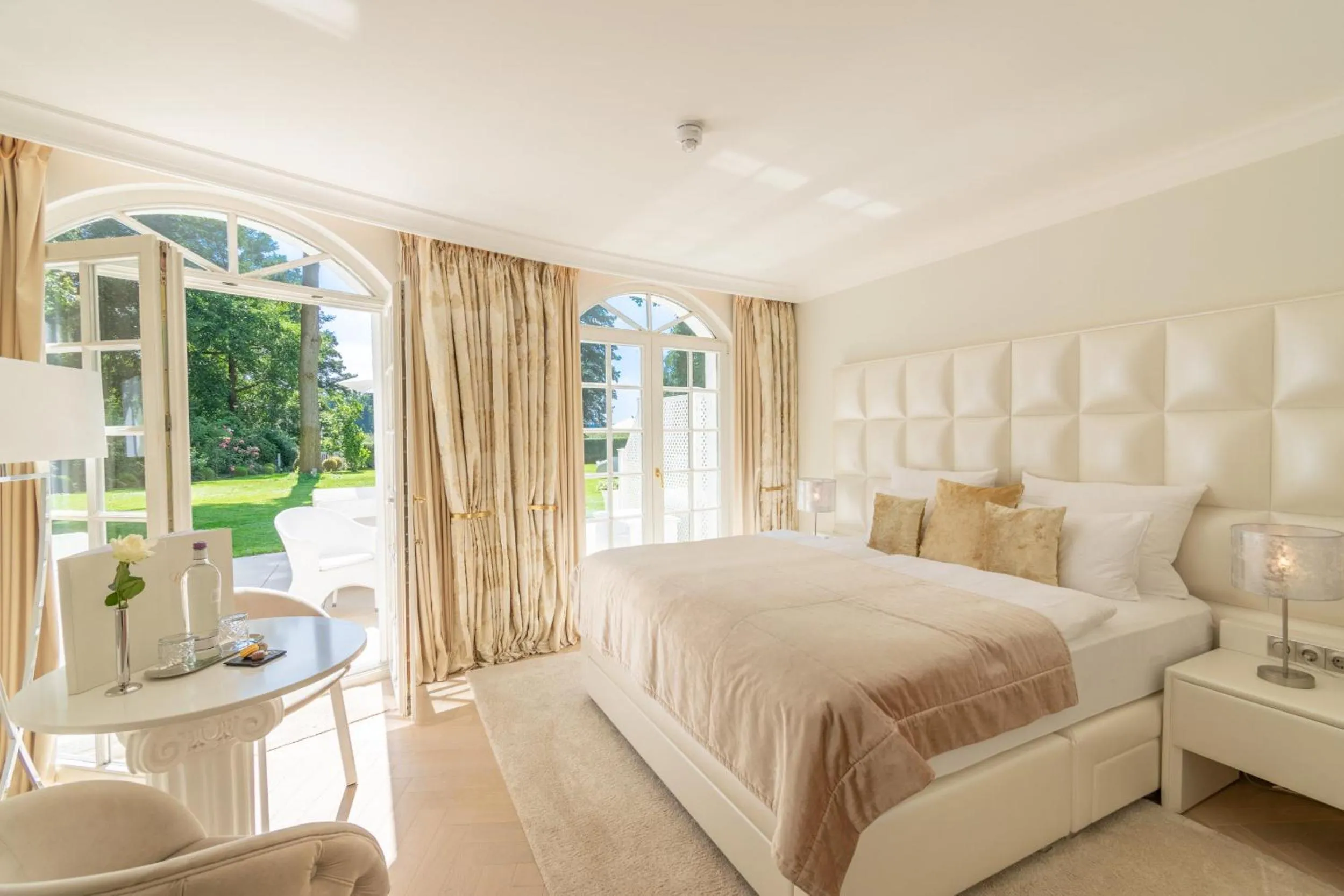 Bed in Villa Contessa - Luxury Spa Hotels