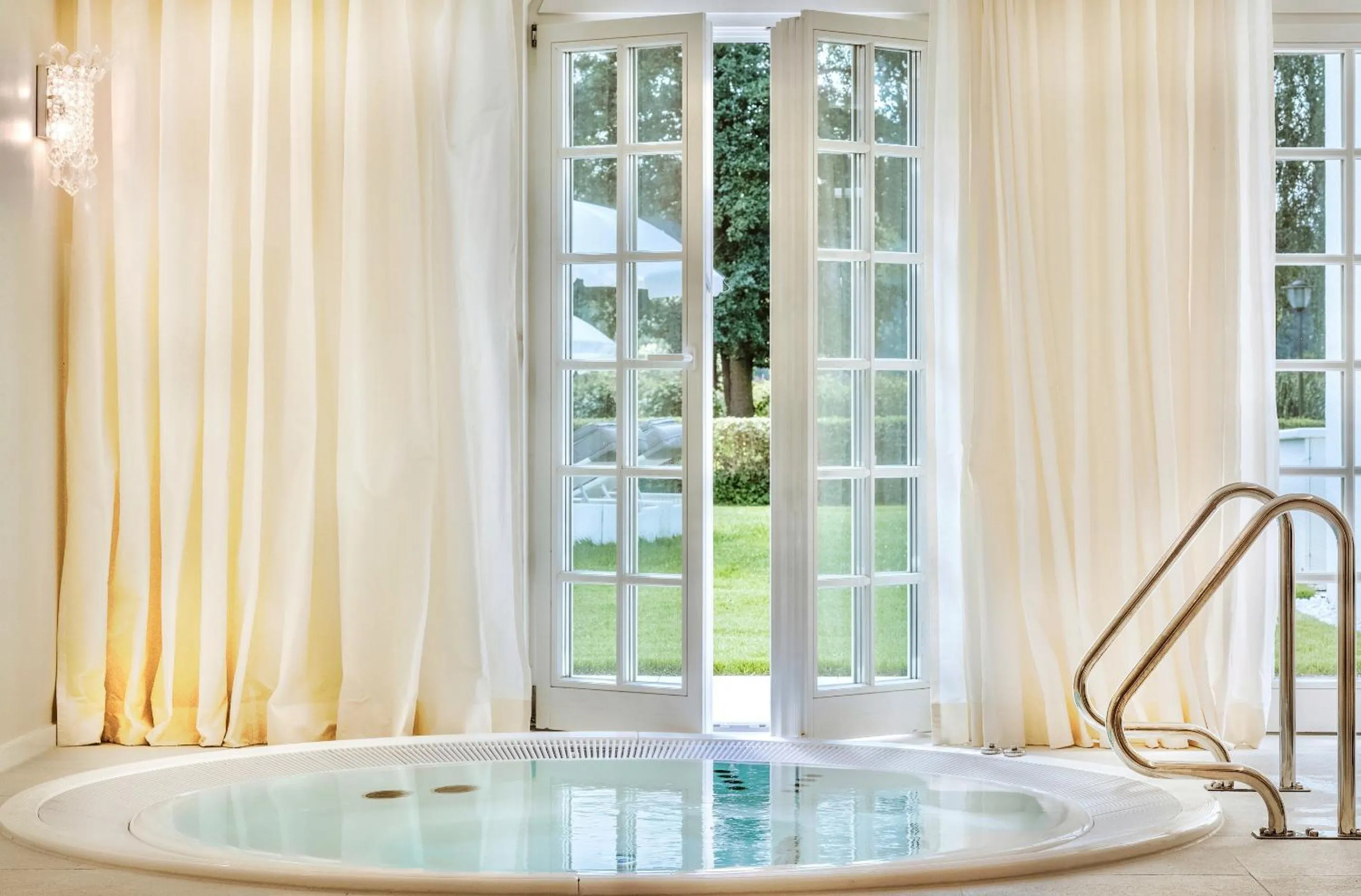 Hot Tub in Villa Contessa - Luxury Spa Hotels