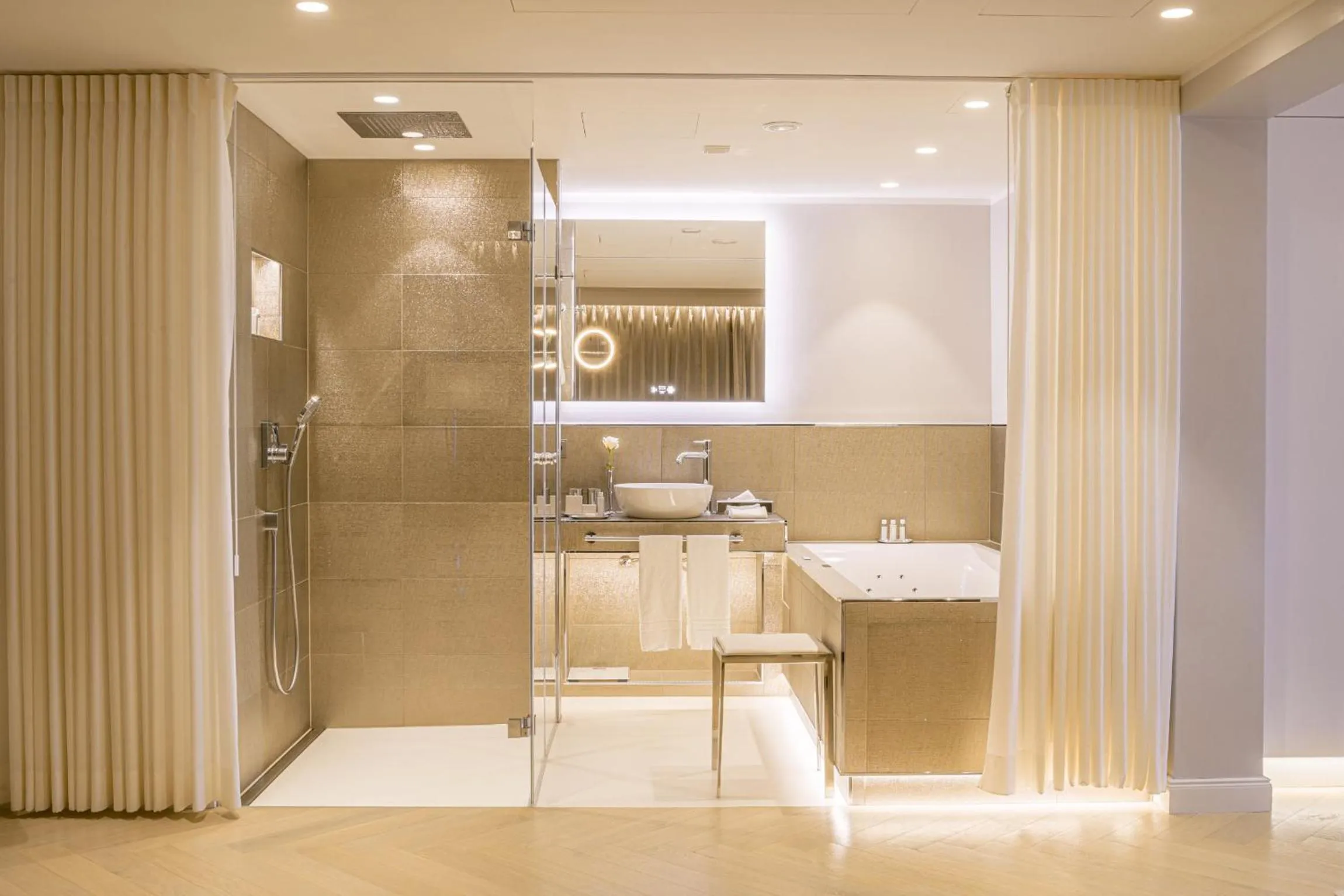 Shower in Villa Contessa - Luxury Spa Hotels