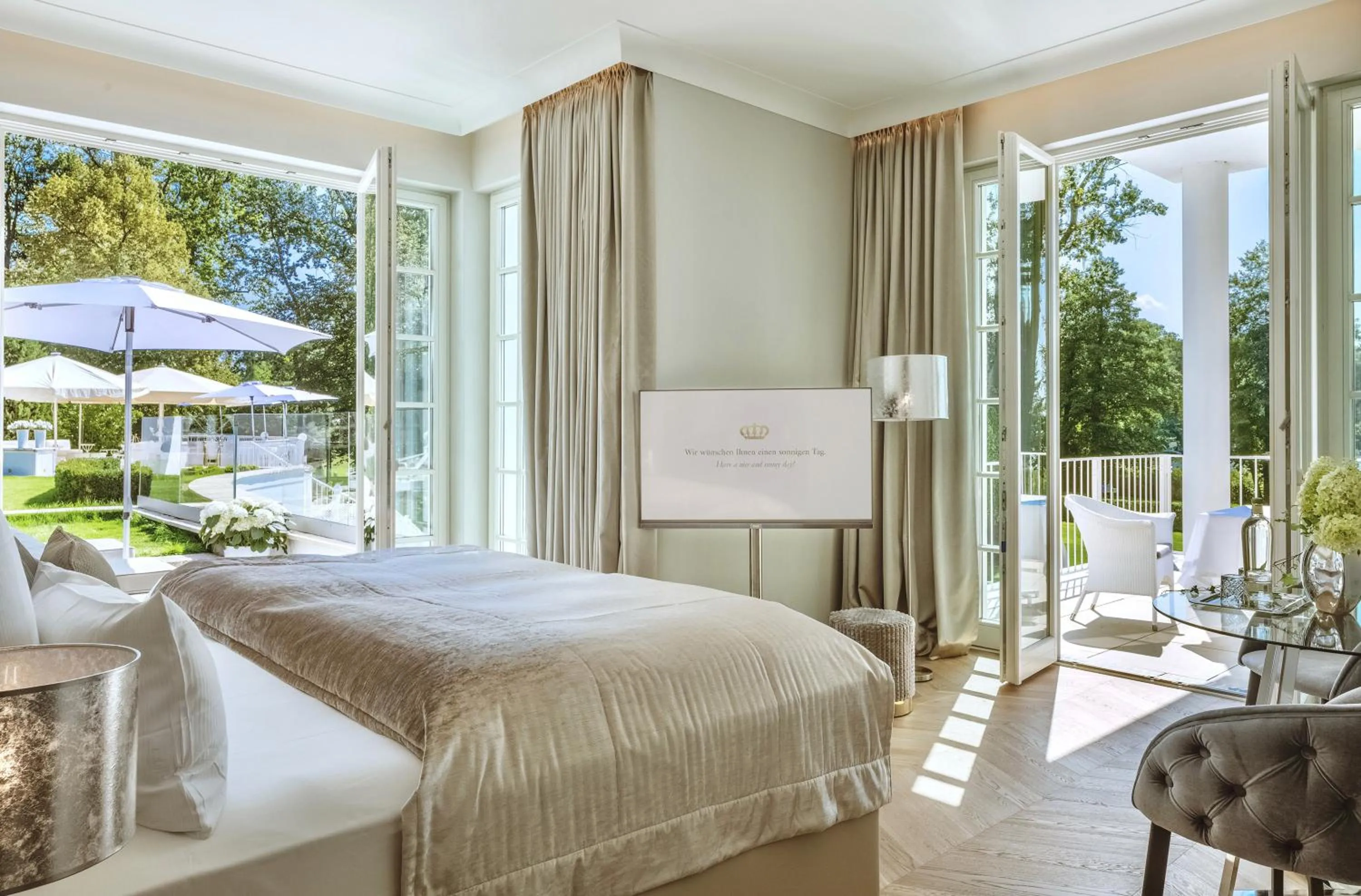 Bed in Villa Contessa - Luxury Spa Hotels