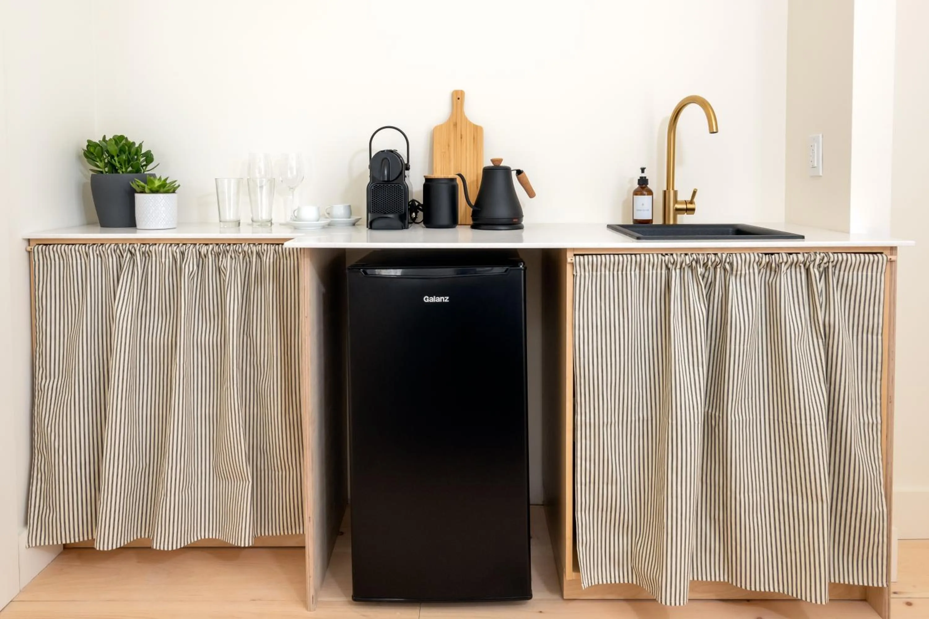 Kitchen or kitchenette in The August House