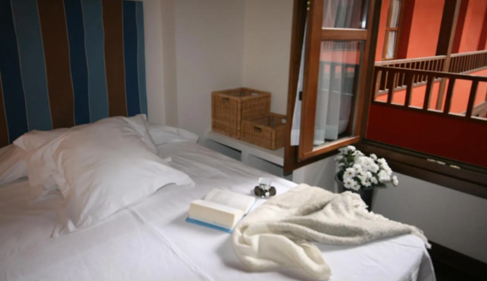 Photo of the whole room, Bed in El Cocheron 1919