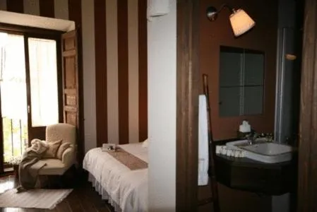 Photo of the whole room, Bed in El Cocheron 1919