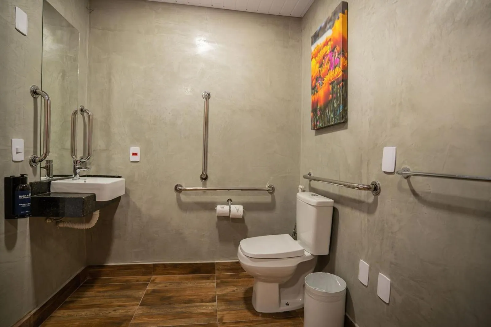 Bathroom in CAMPOS DE HOLAMBRA INN